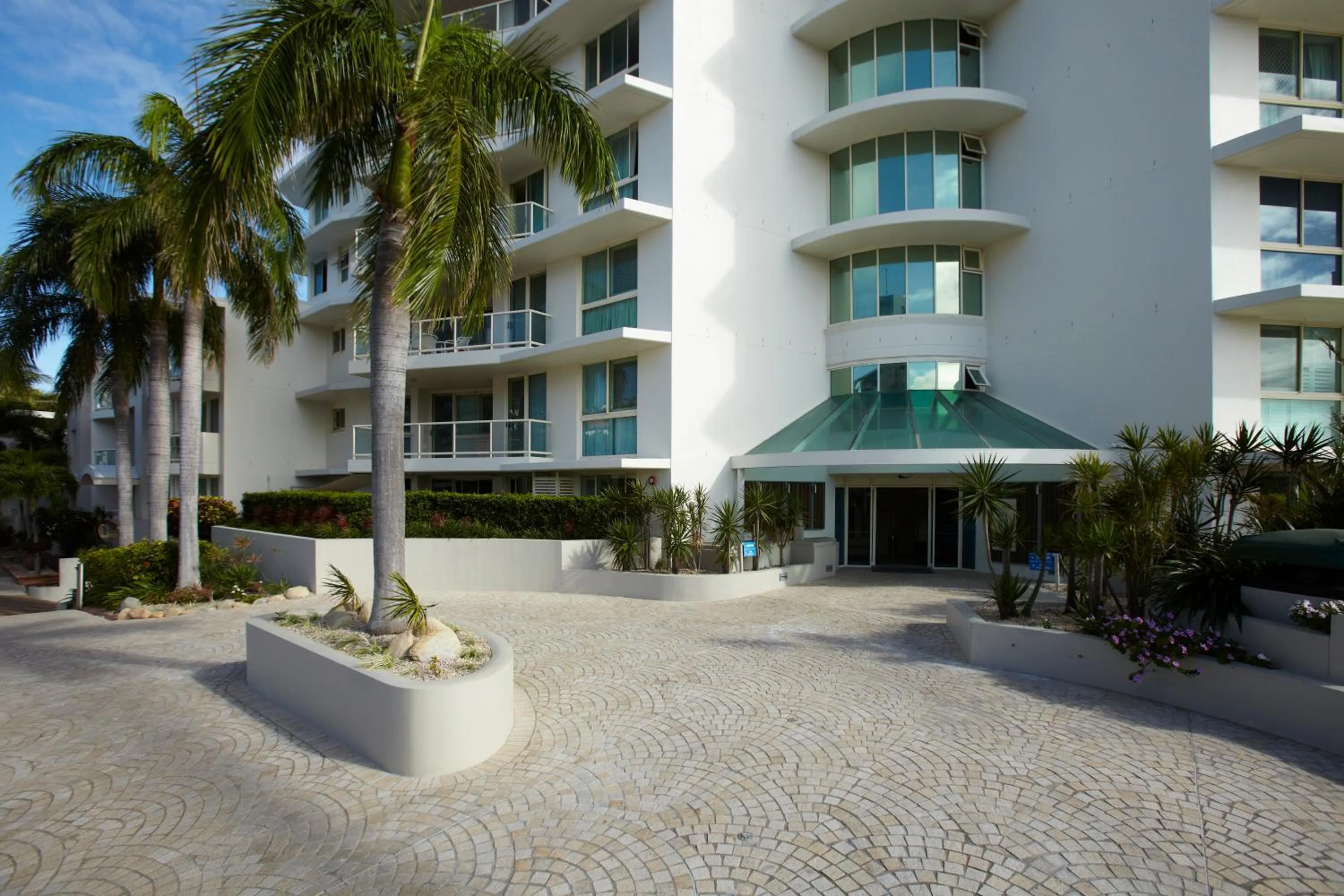 Property building in Mariners North Holiday Apartments