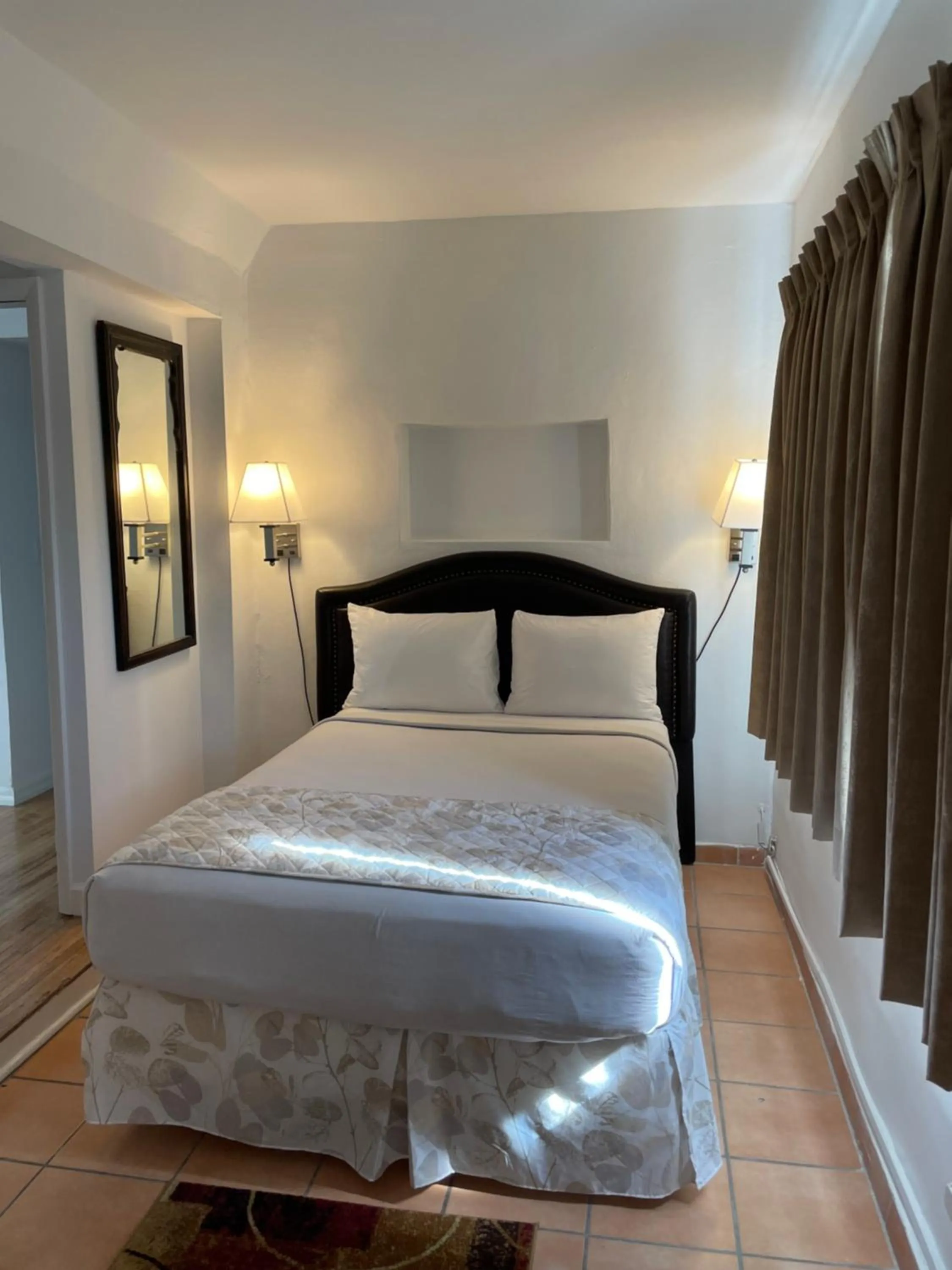 Bedroom, Bed in Beach Place Hotel