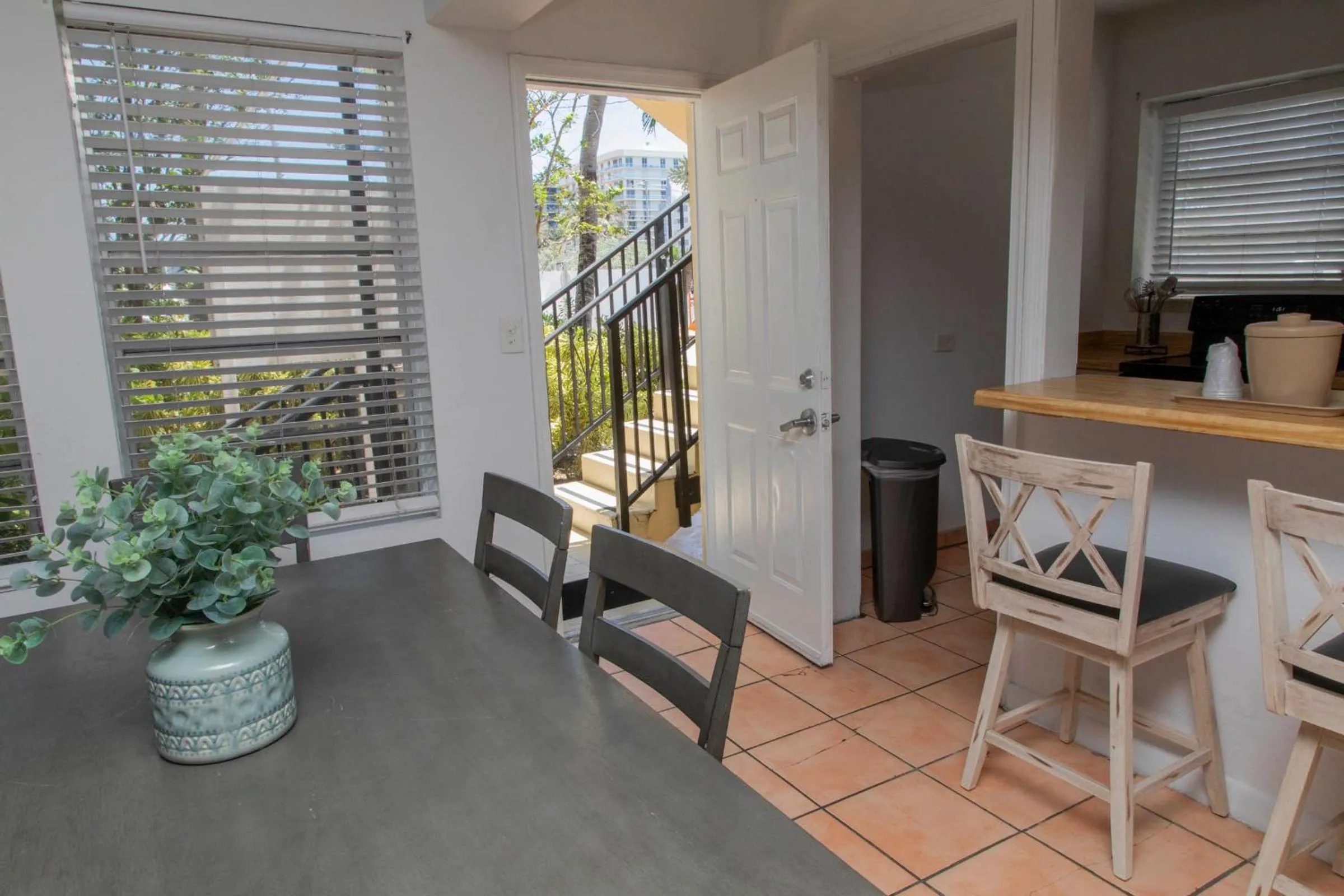 Dining area in Beach Place Hotel