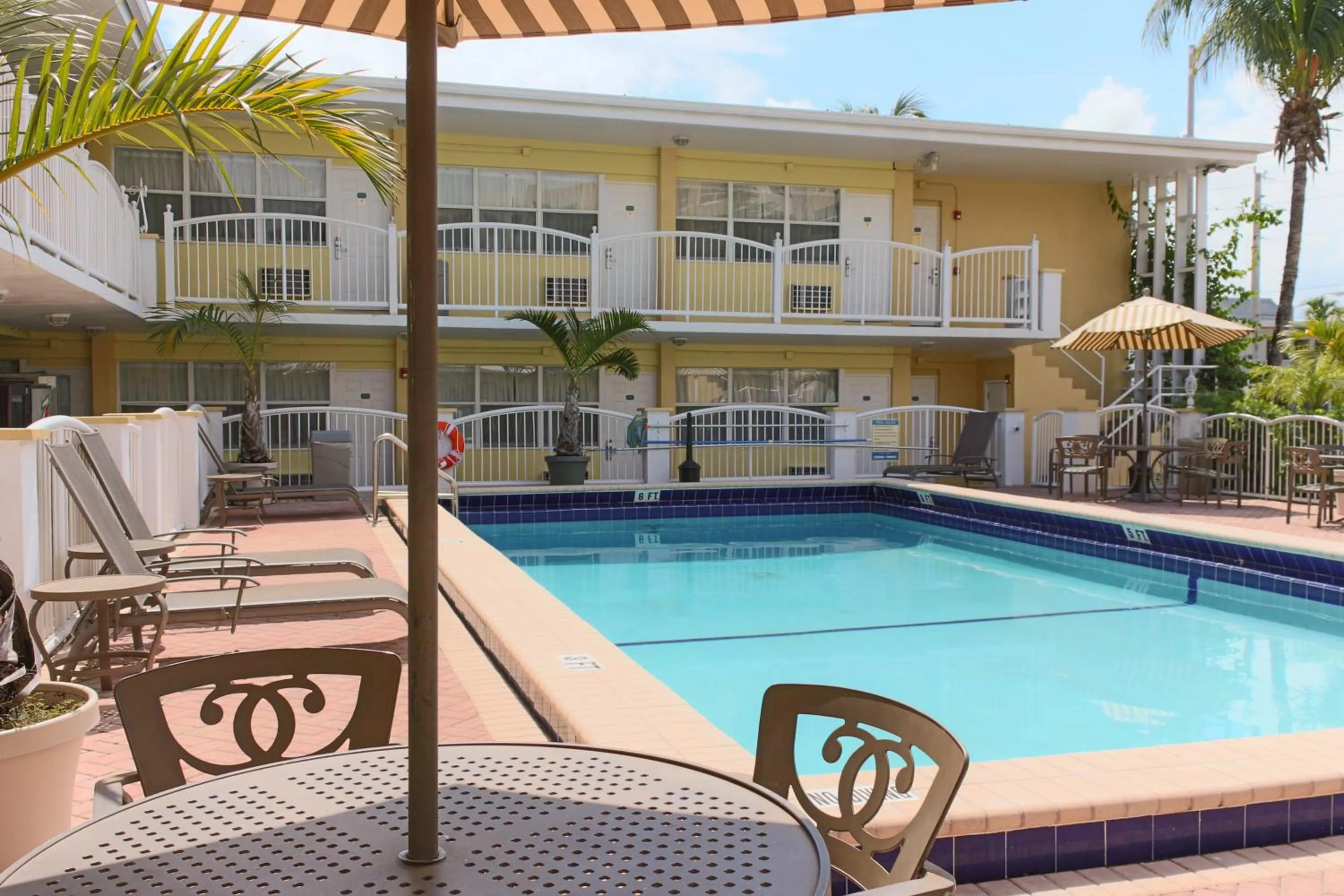 Facade/entrance in Beach Place Hotel