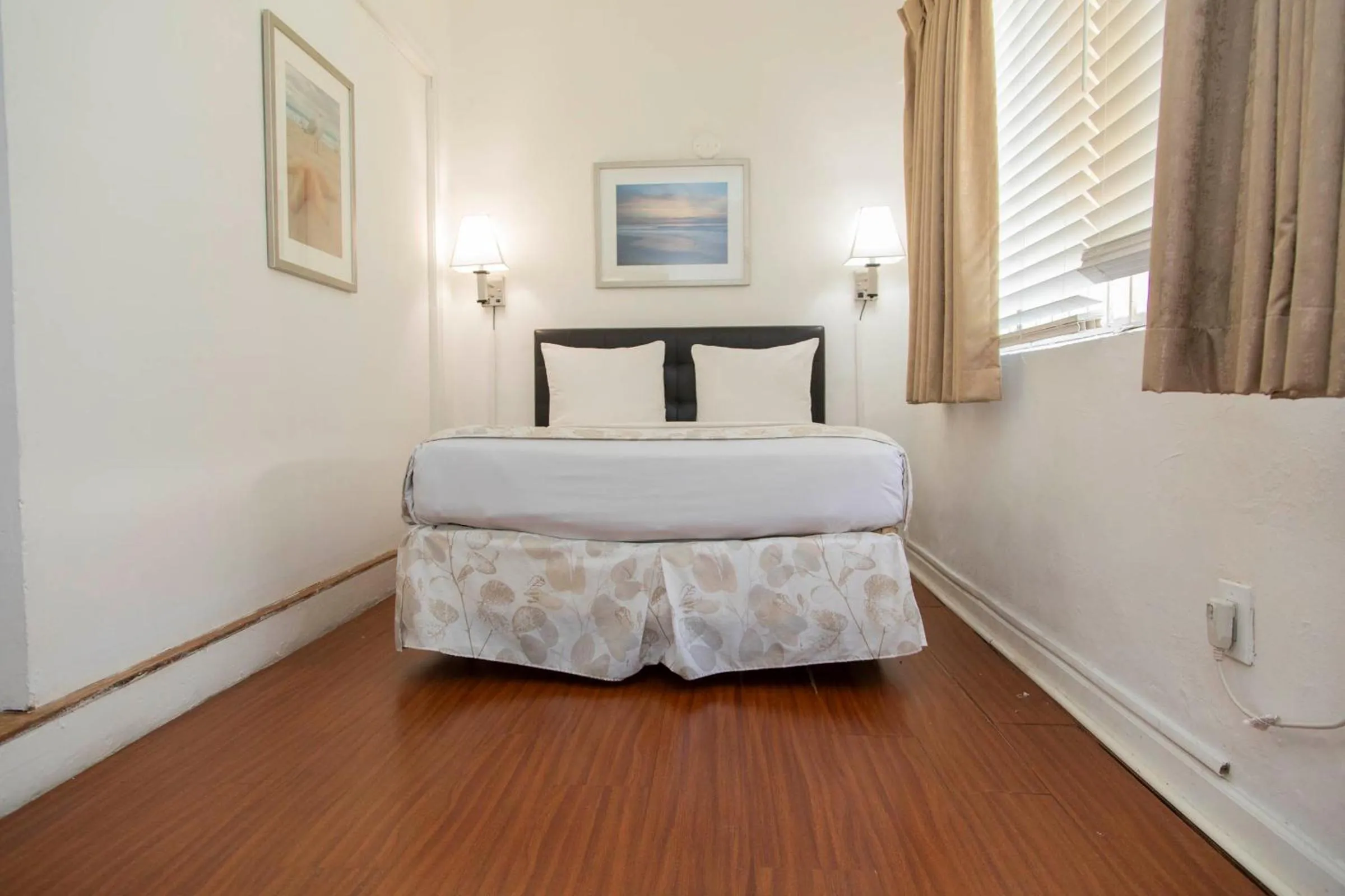 Bedroom, Bed in Beach Place Hotel