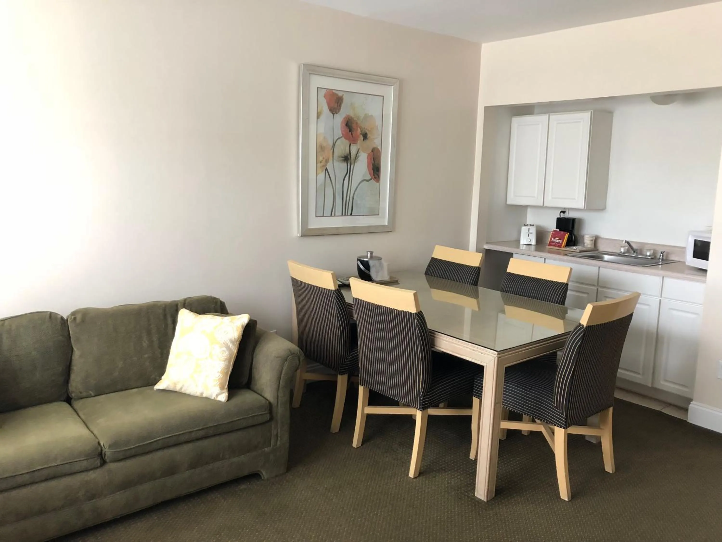 Dining area in Beach Place Hotel
