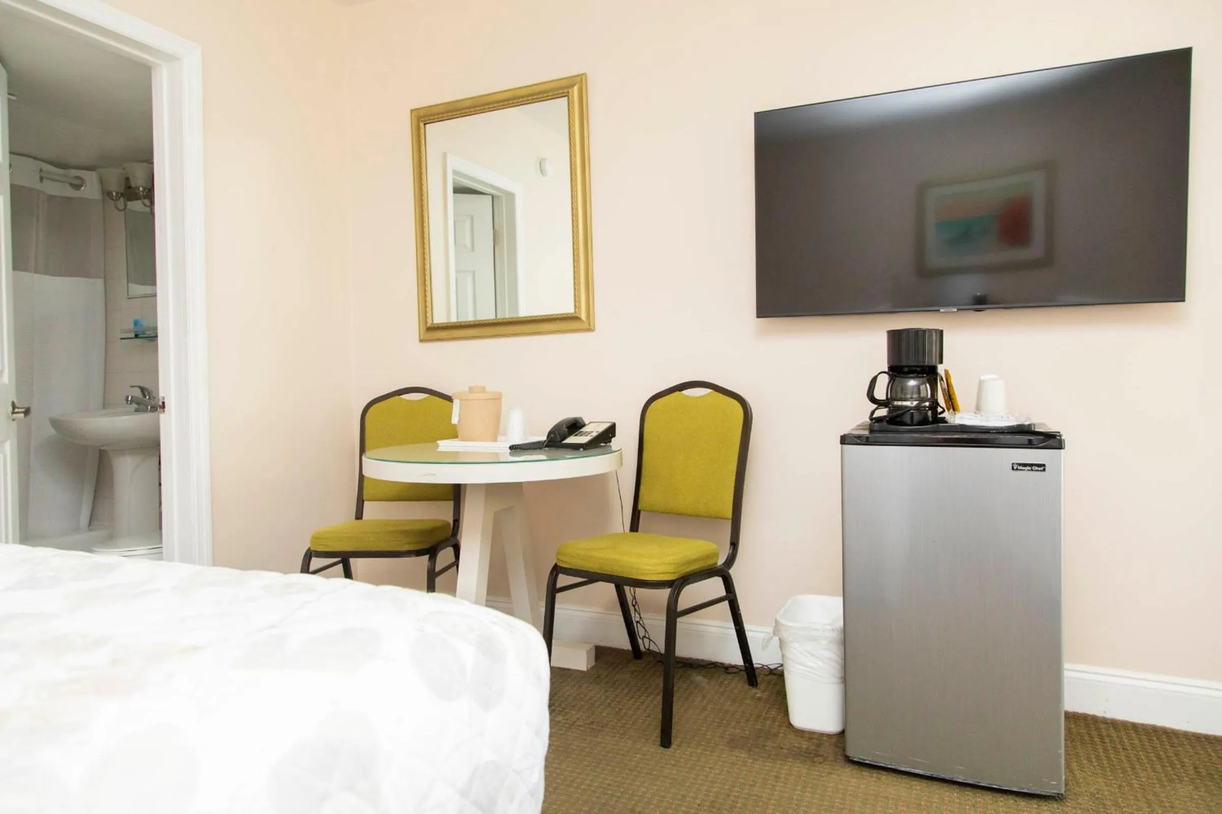 Seating area, Bed in Beach Place Hotel