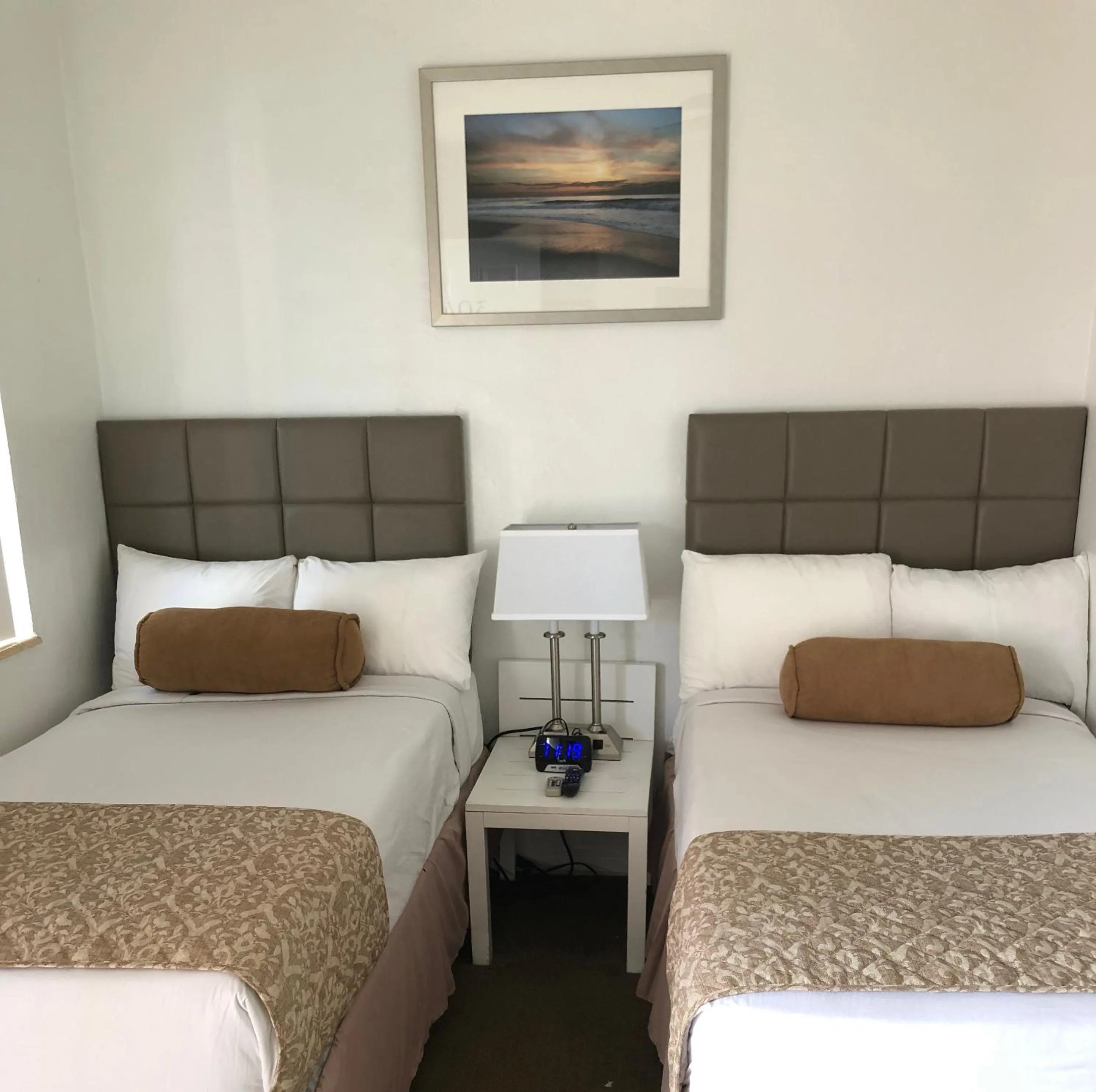 Bedroom, Bed in Beach Place Hotel