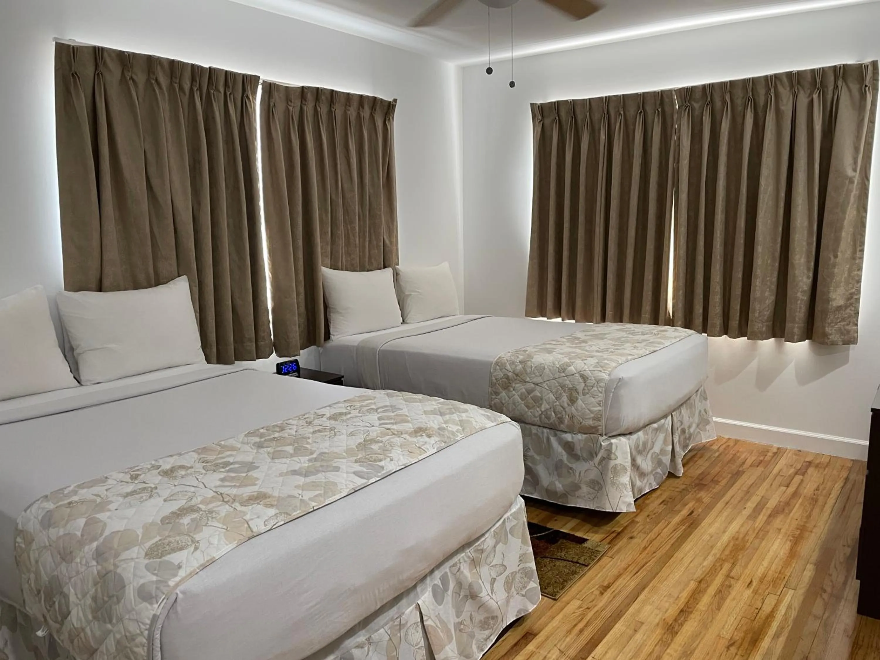 Bedroom, Bed in Beach Place Hotel