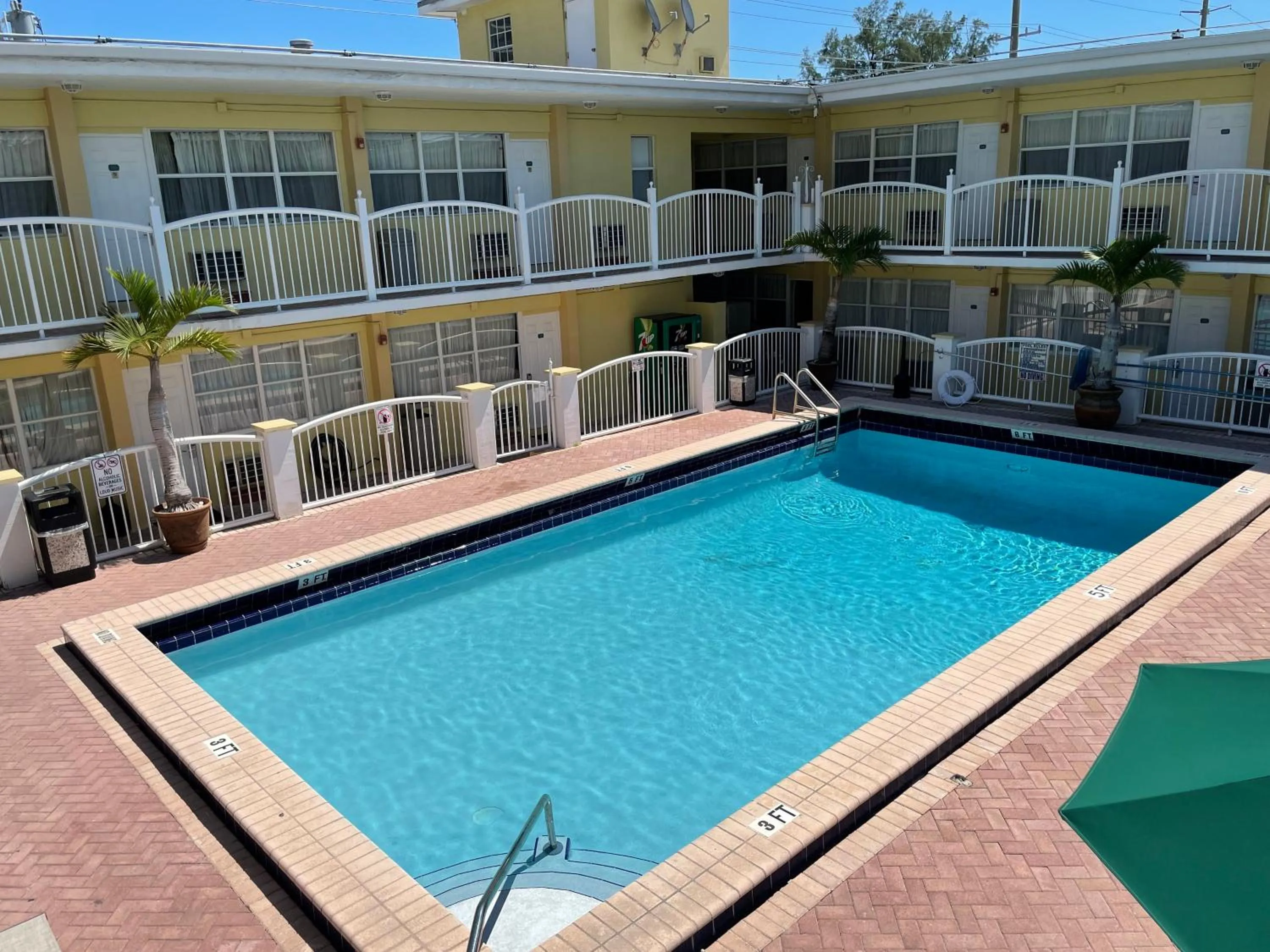 Swimming pool in Beach Place Hotel