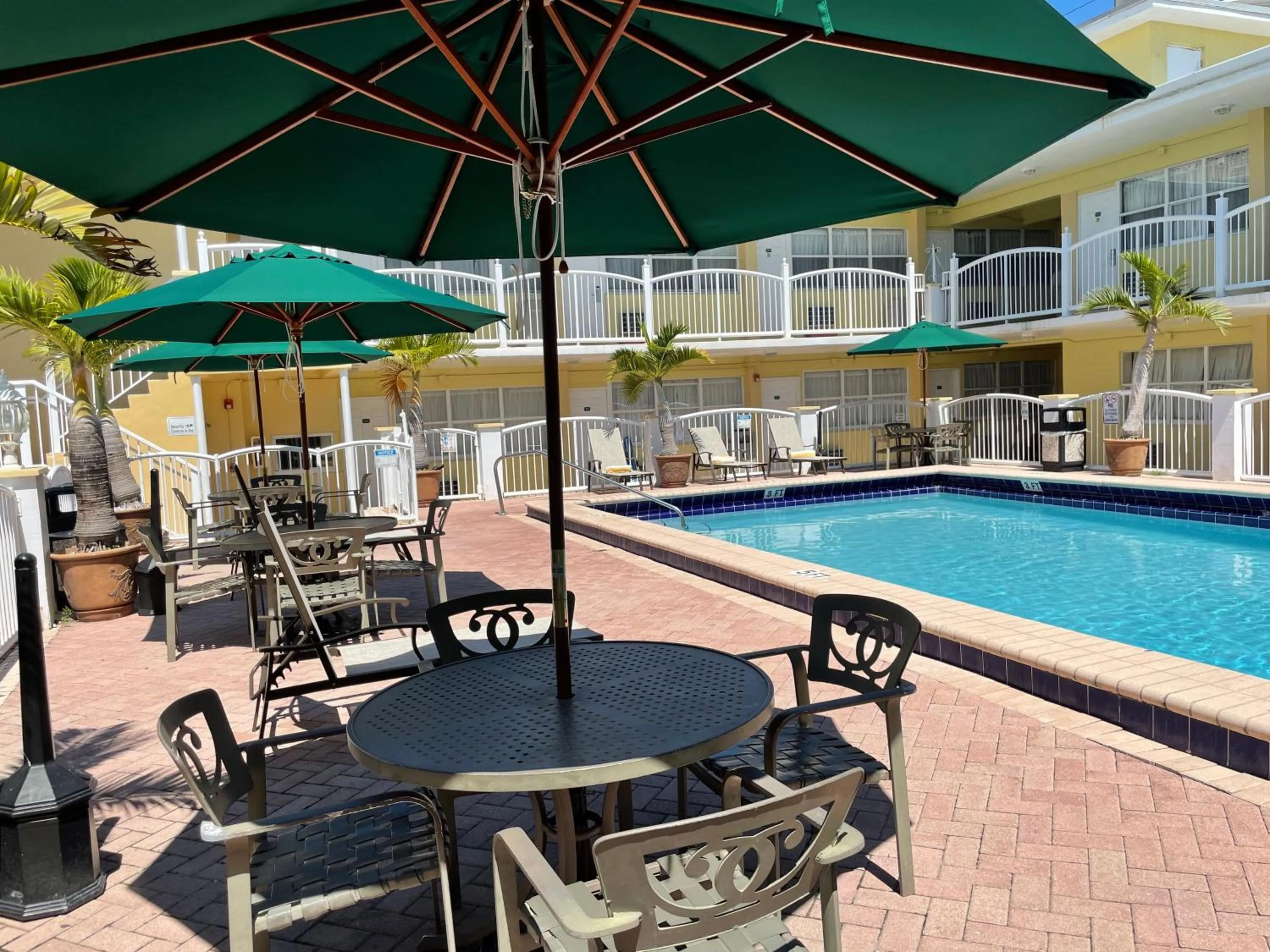 Swimming pool in Beach Place Hotel