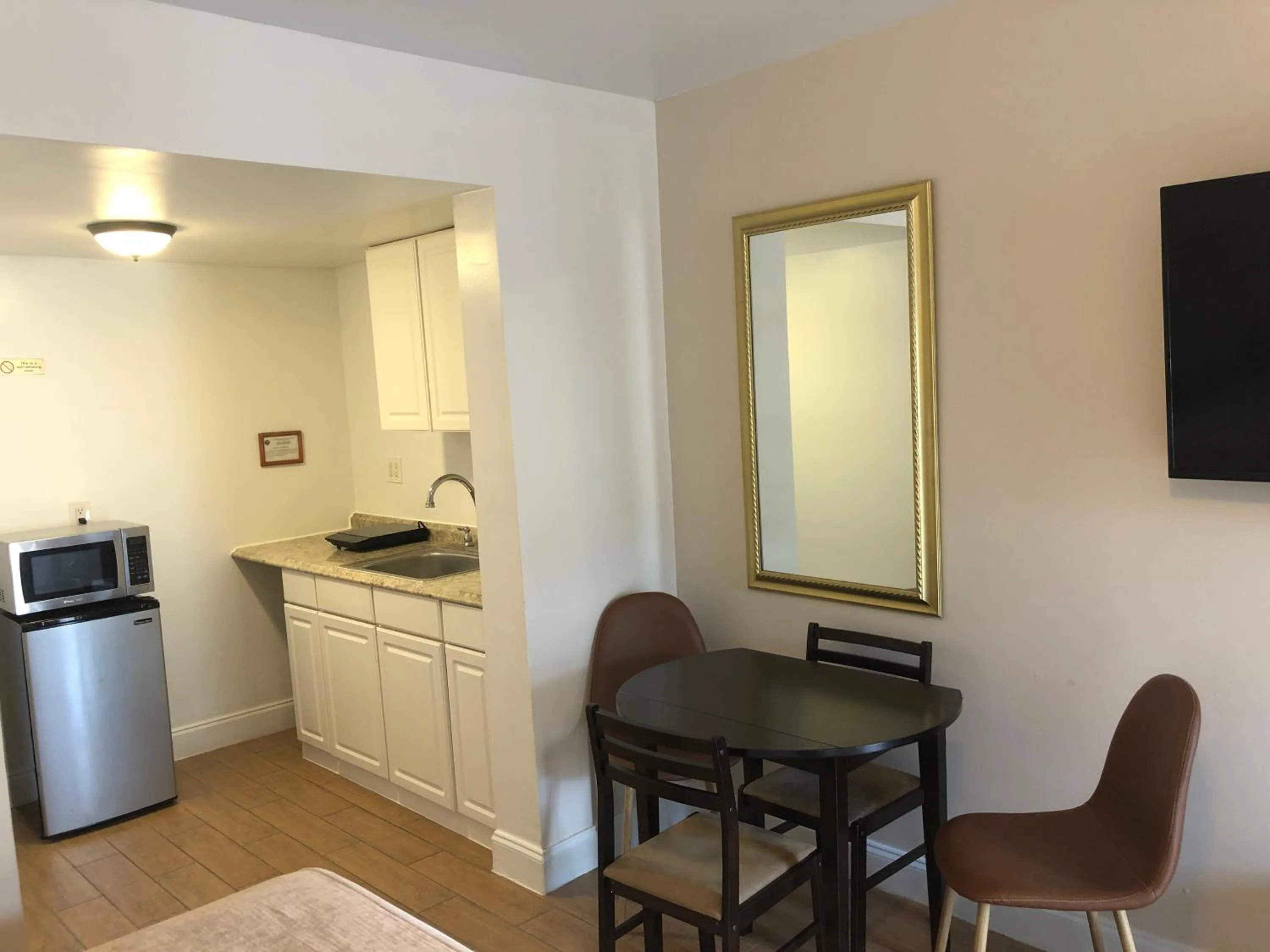 Kitchen or kitchenette in Beach Place Hotel