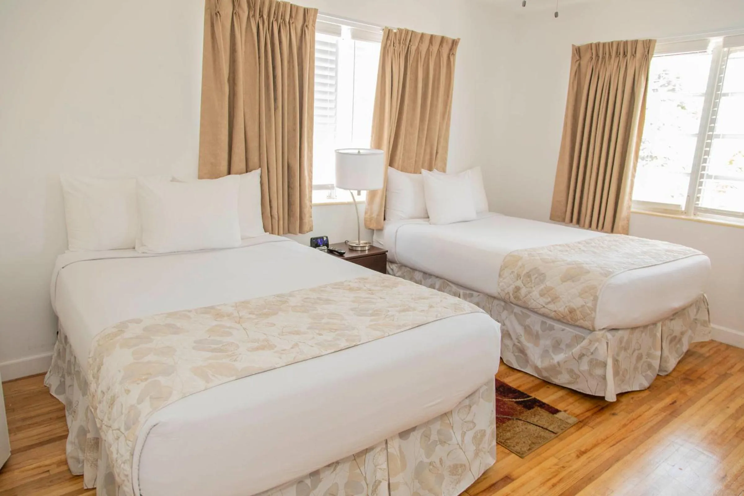 Bedroom, Bed in Beach Place Hotel