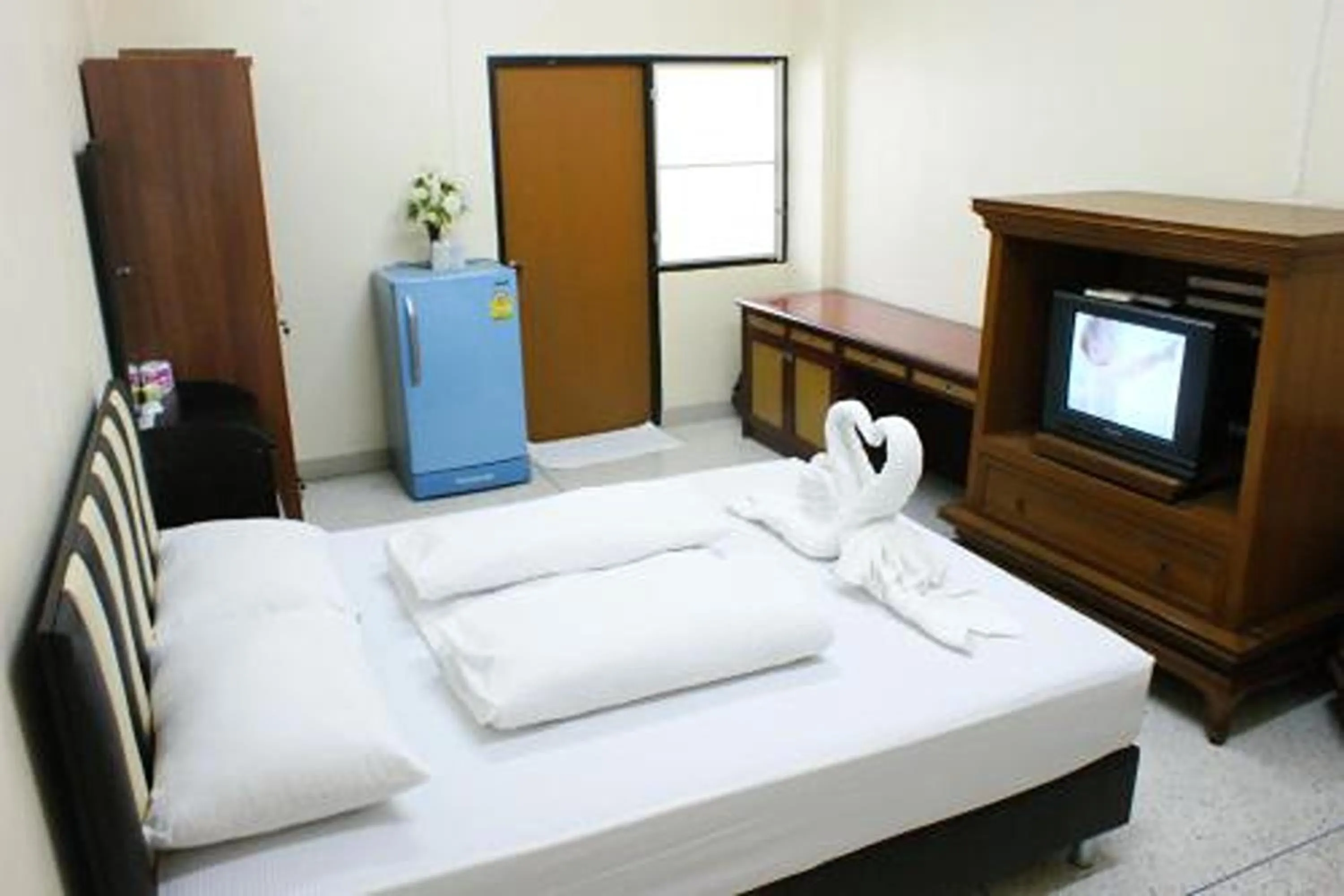Bedroom, Bed in Kim Hotel At Bangplong