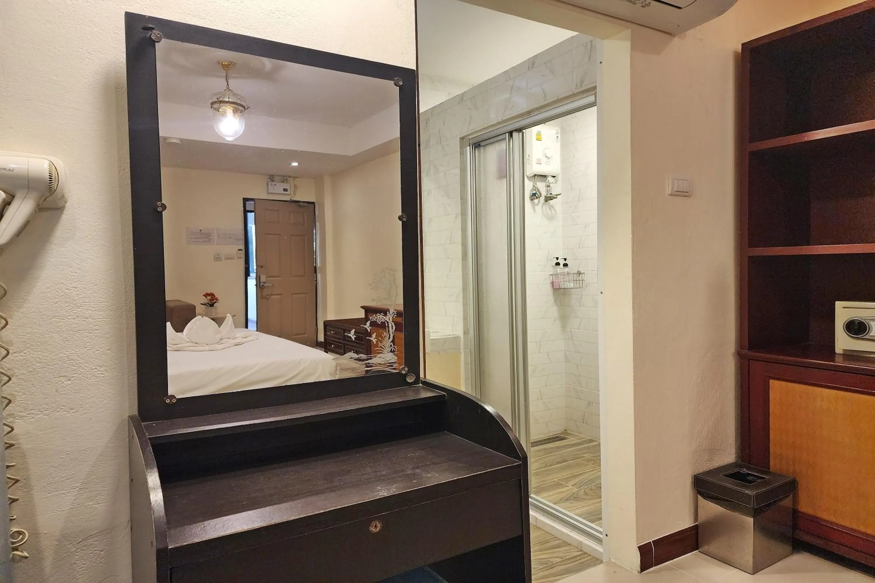 Bedroom, Bed in Kim Hotel At Bangplong