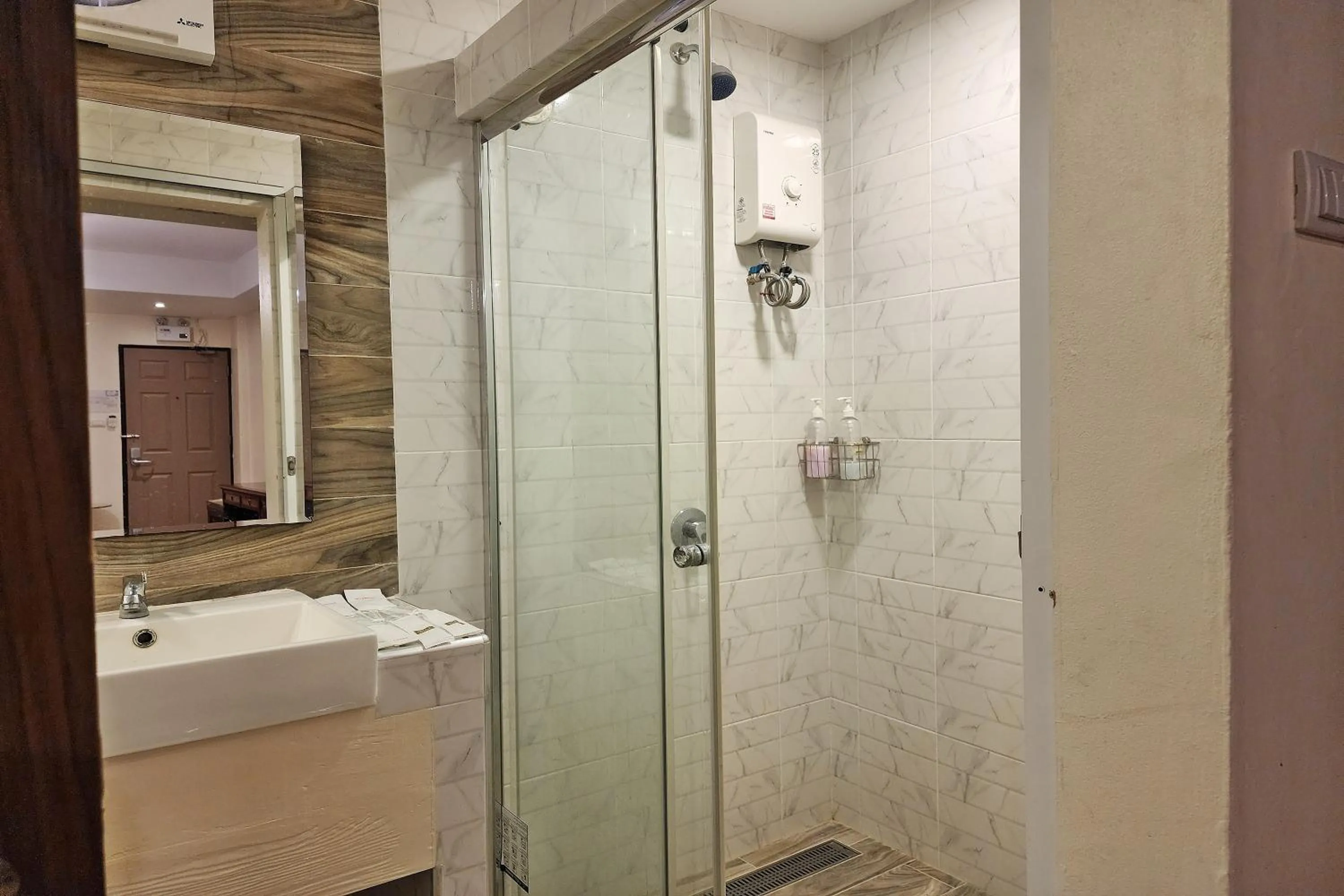 Bathroom in Kim Hotel At Bangplong