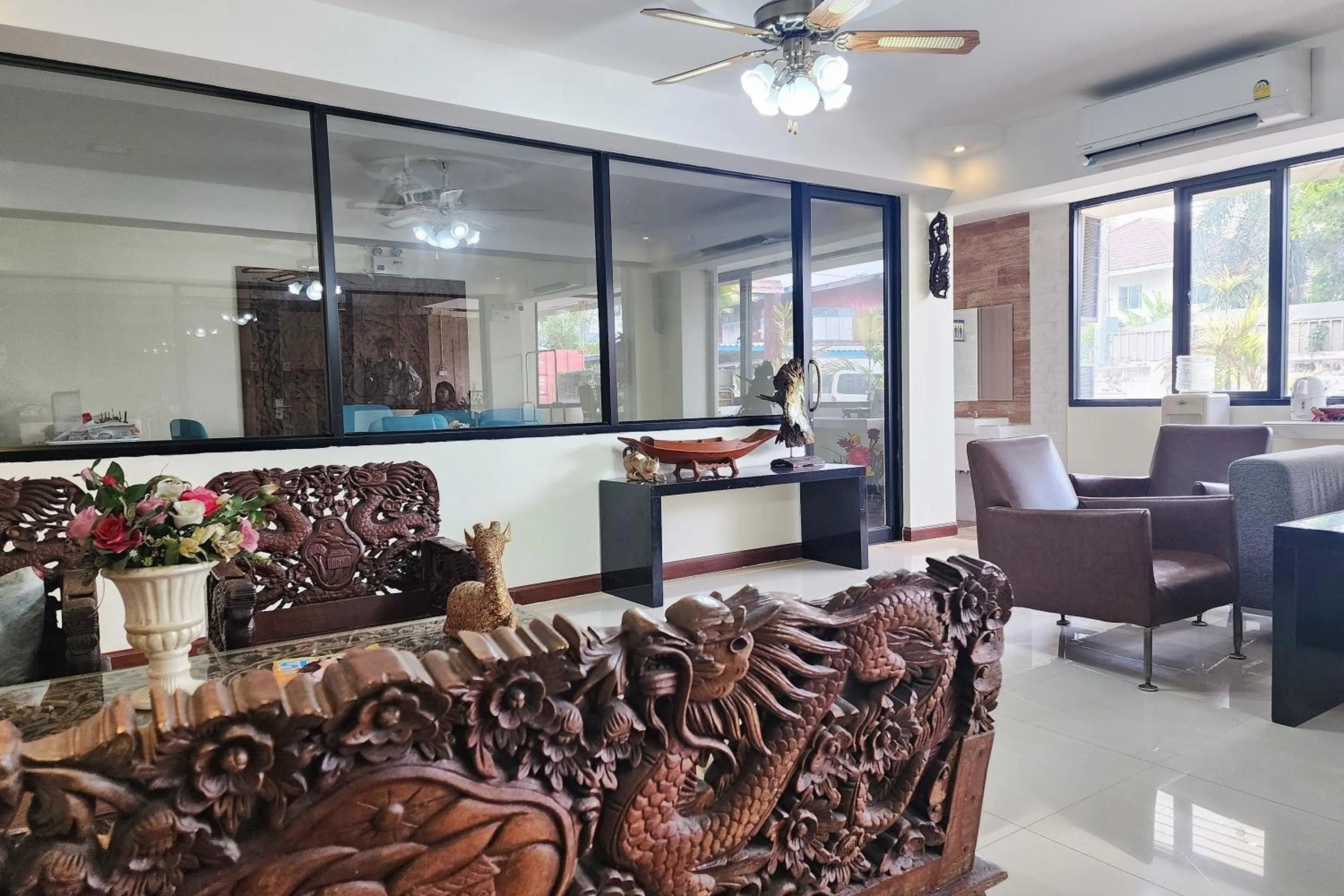 Seating area in Kim Hotel At Bangplong