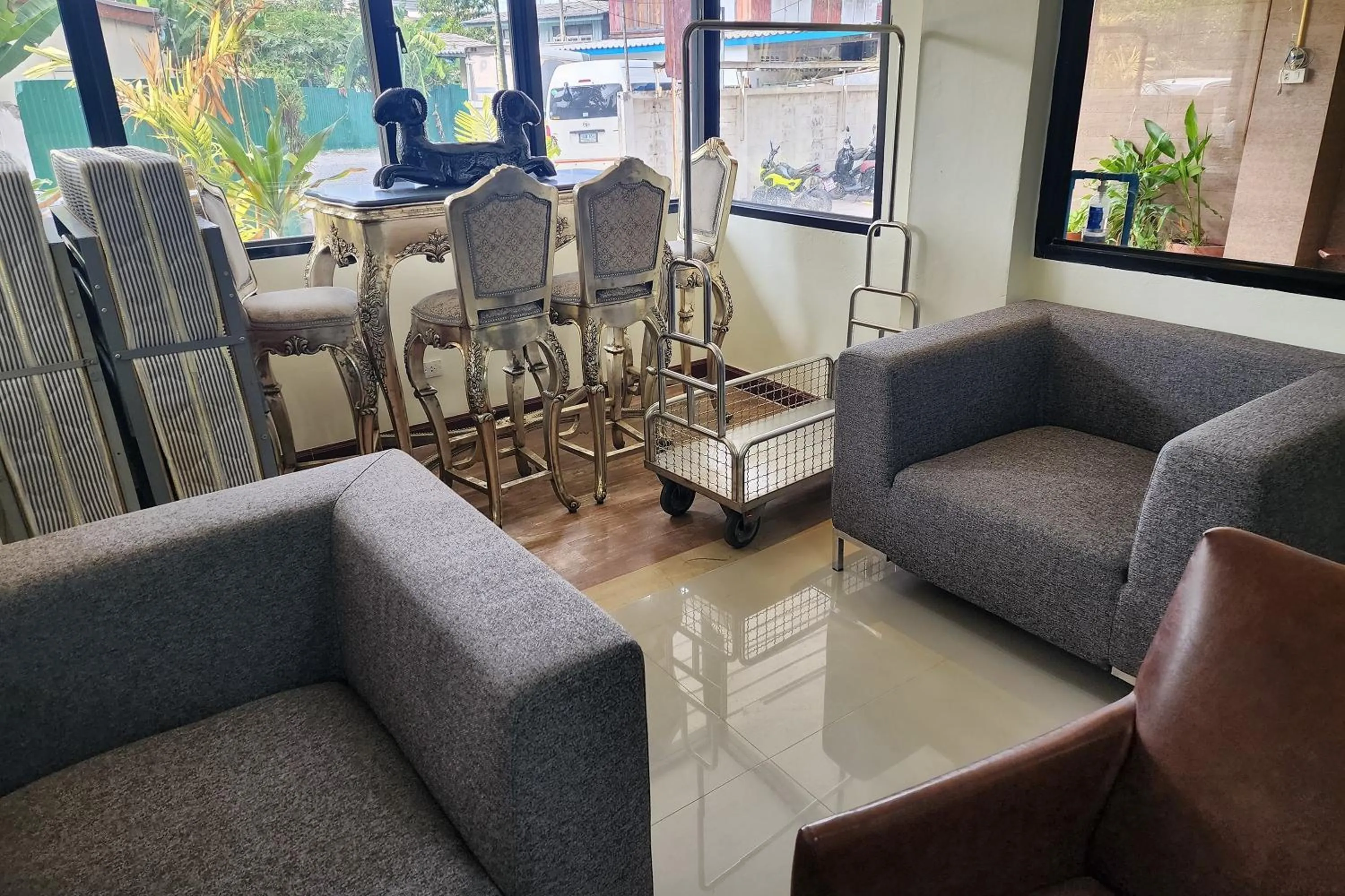 Seating area in Kim Hotel At Bangplong