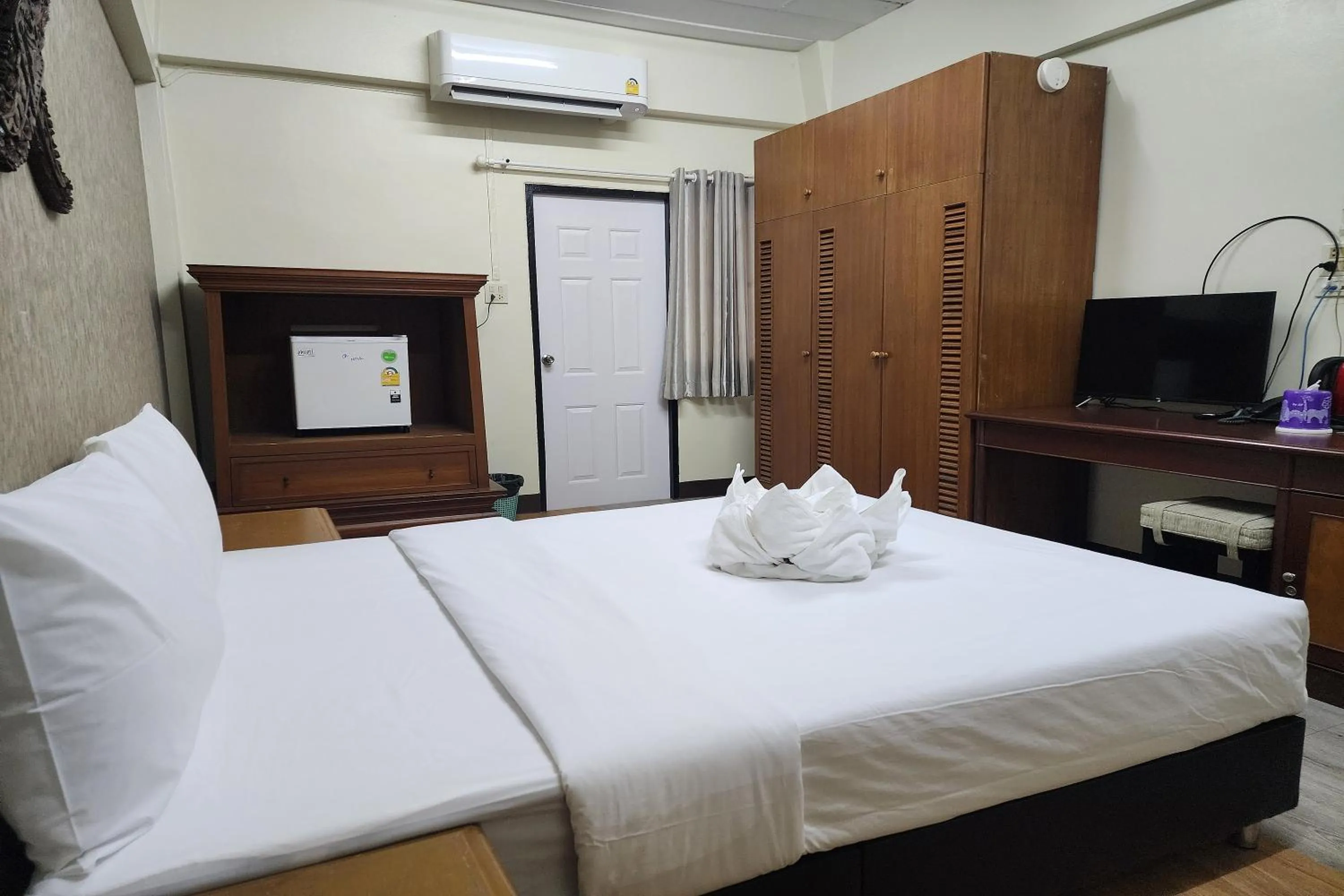 Bedroom, Bed in Kim Hotel At Bangplong