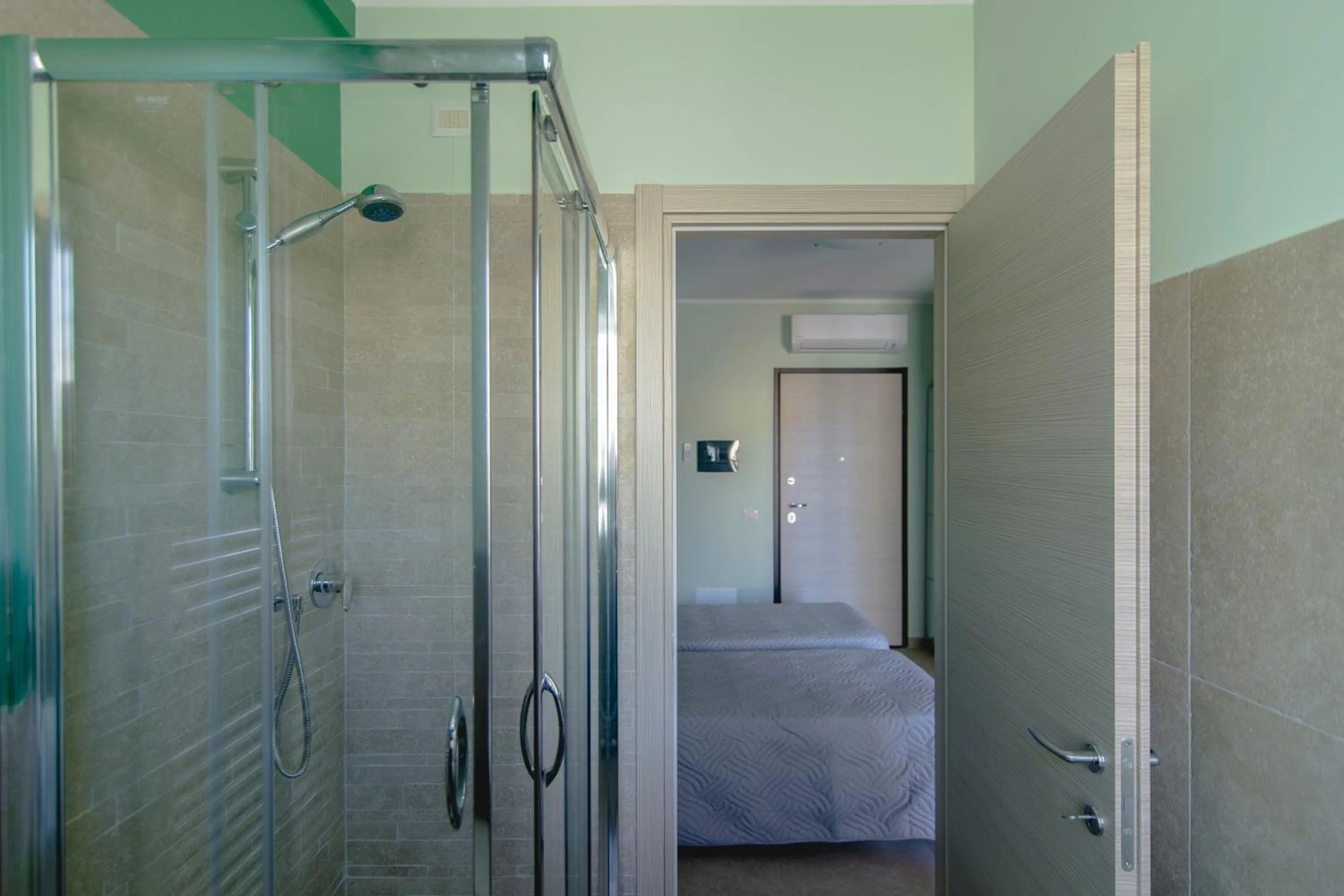 Shower in Guest House Roma Express