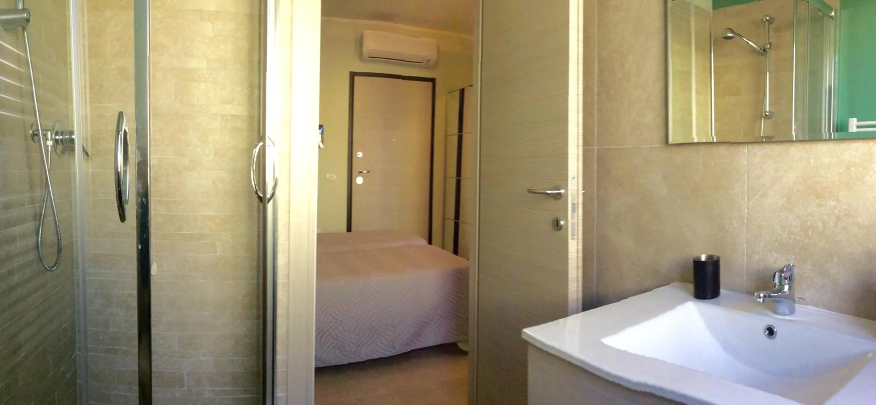 Shower, Bed in Guest House Roma Express