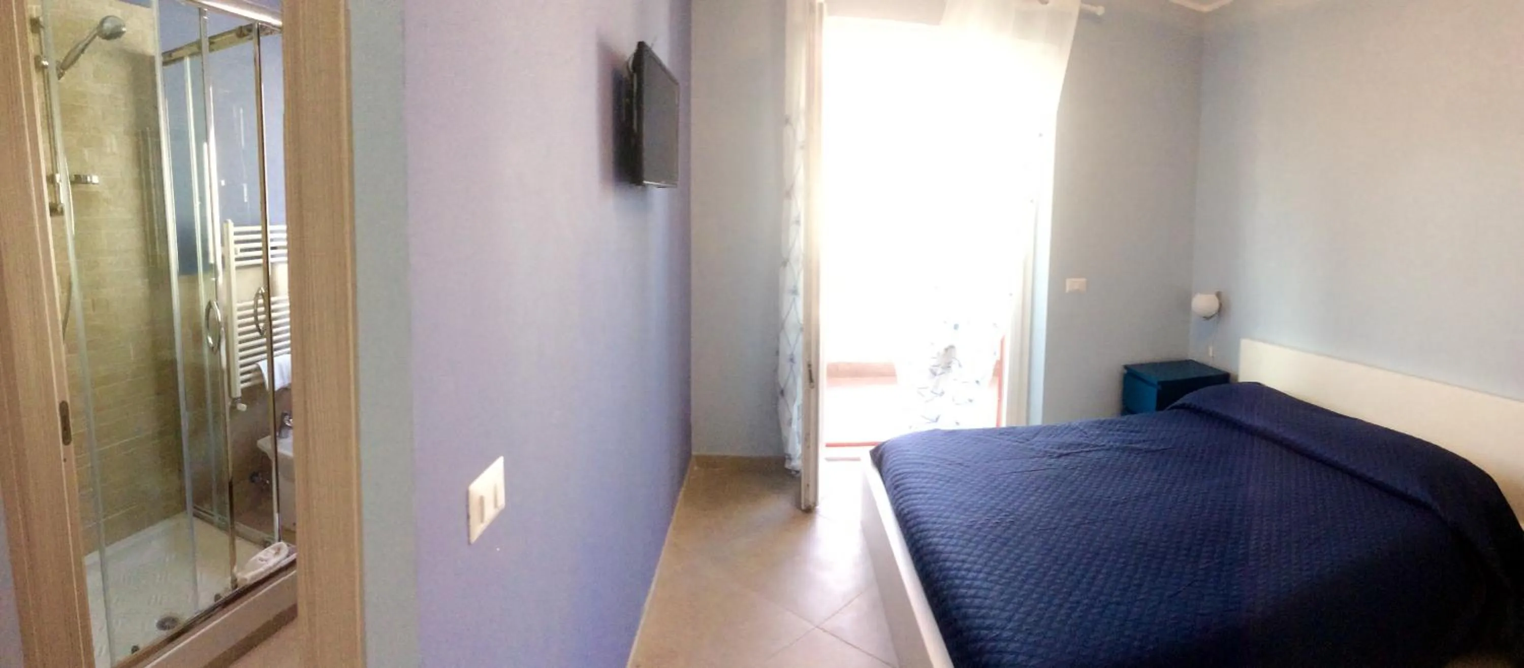 Shower, Bed in Guest House Roma Express