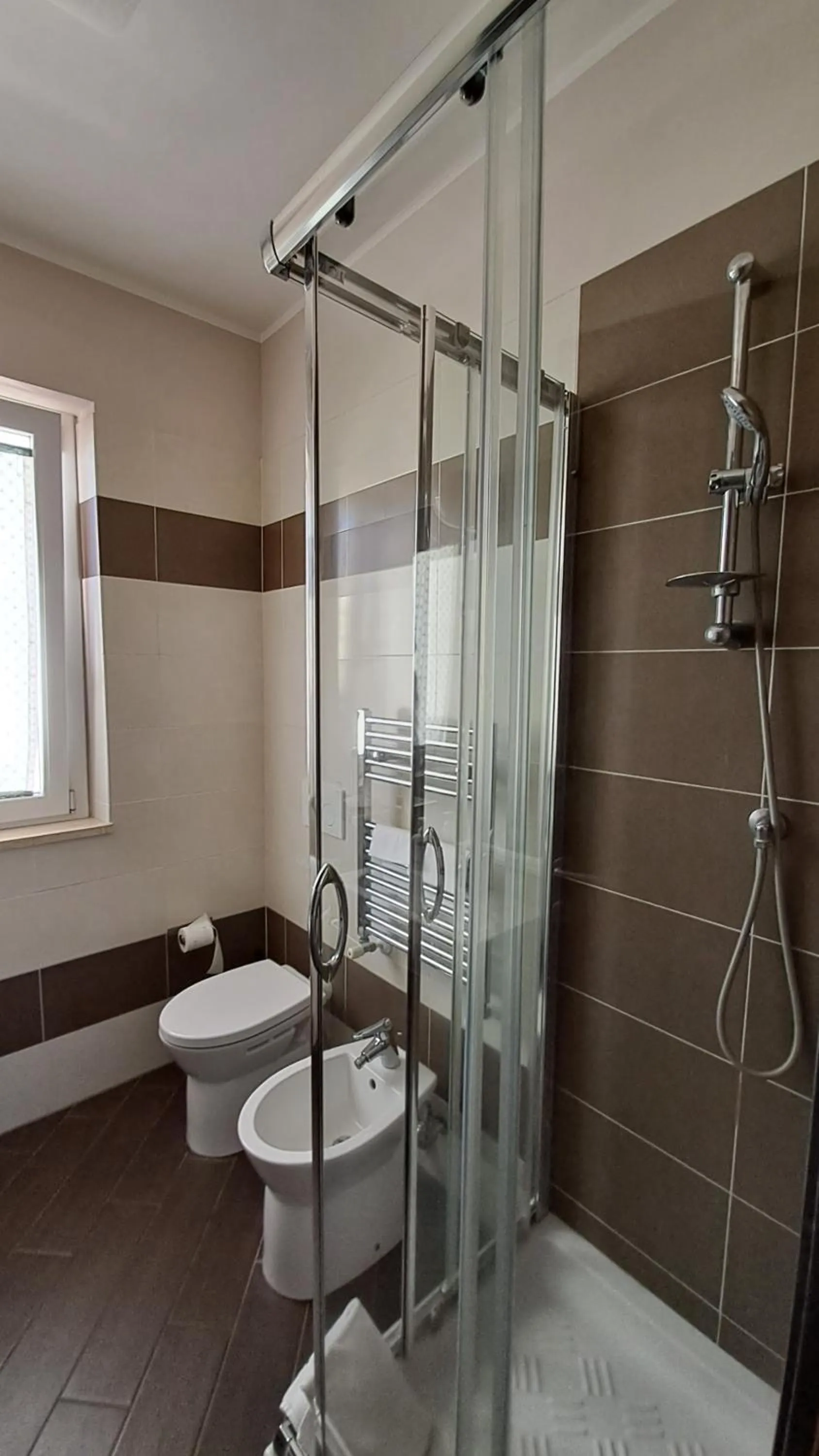 Shower in Guest House Roma Express