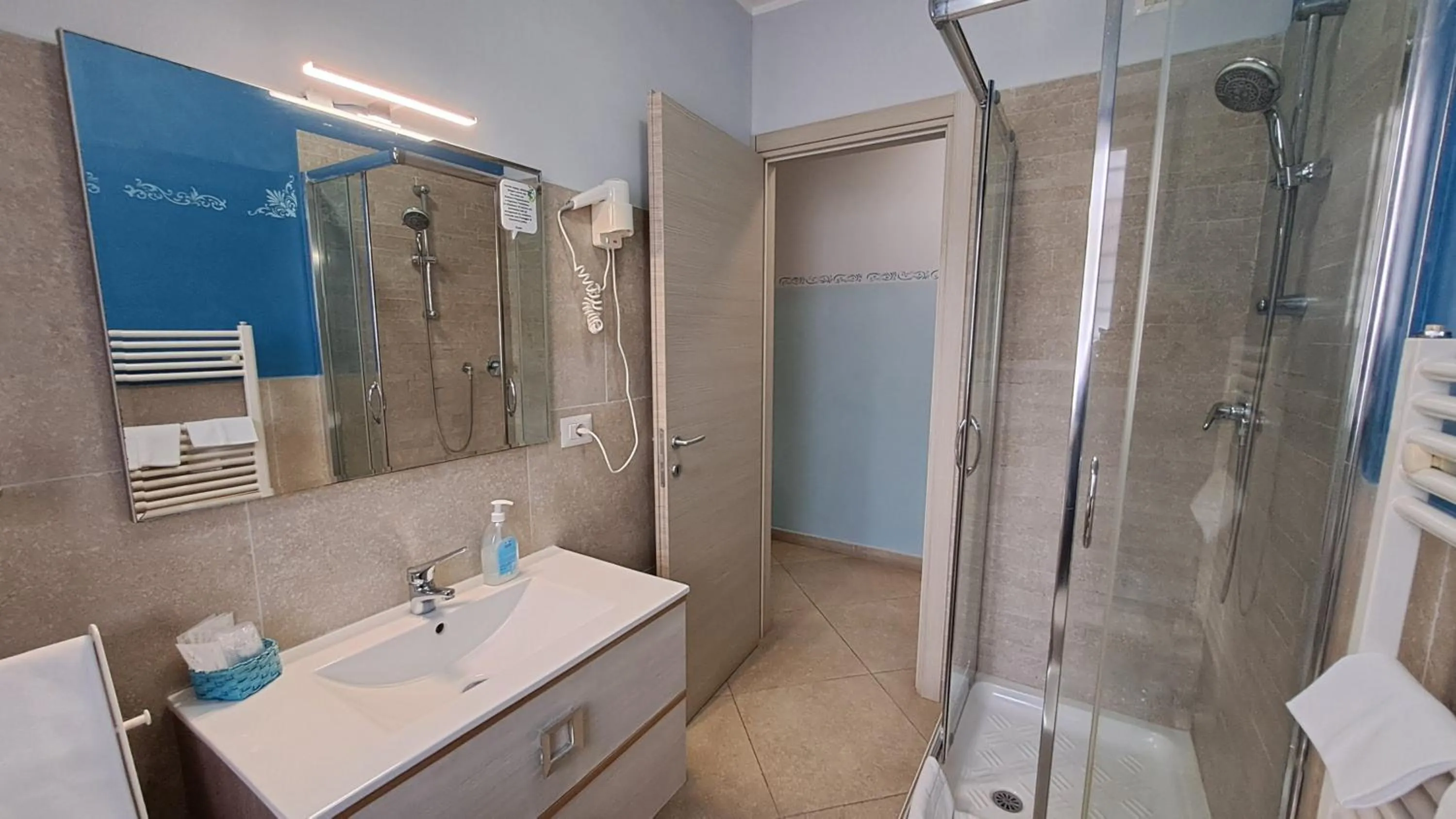 Shower in Guest House Roma Express