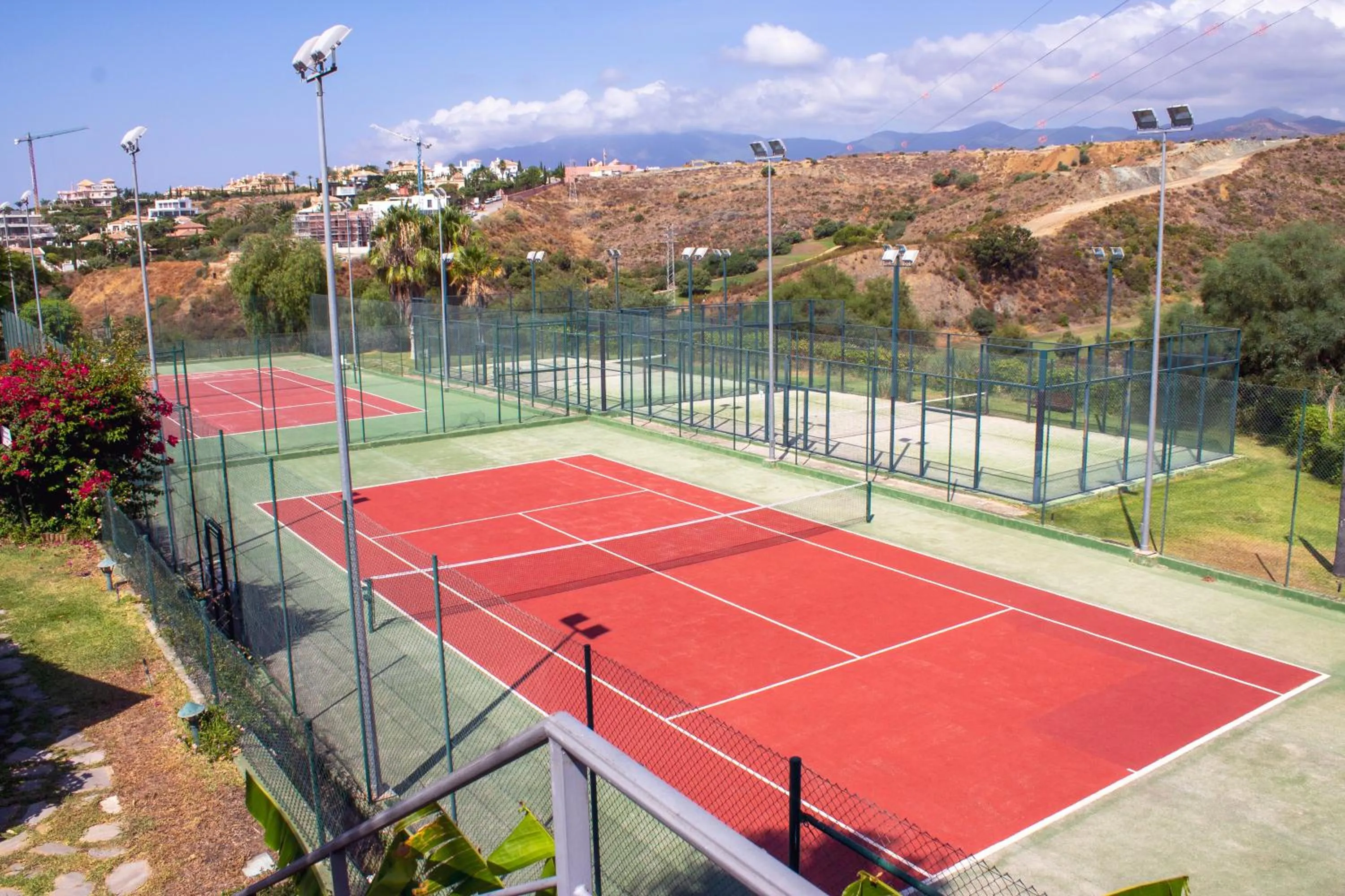 Tennis court in Colina del Paraiso