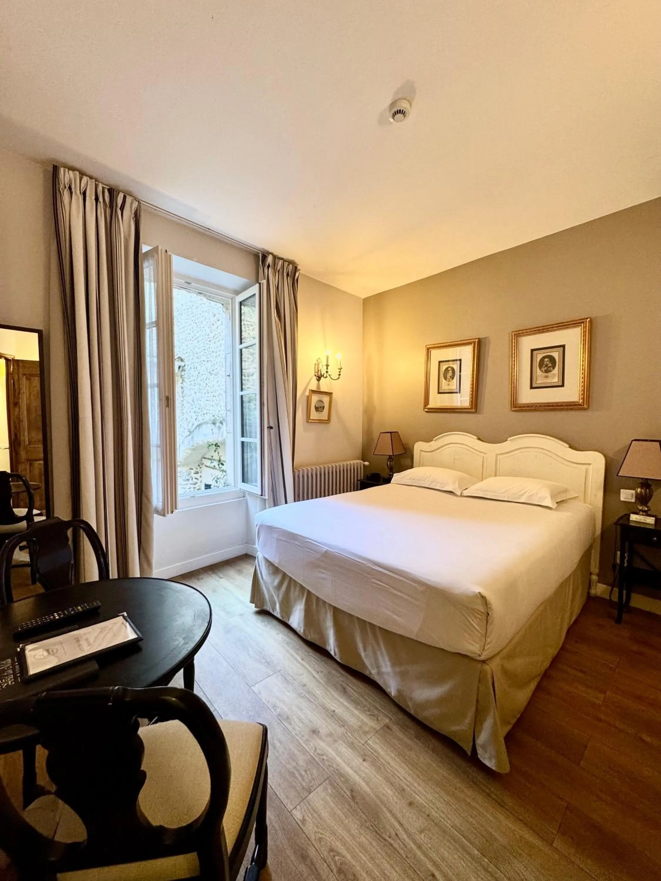 Bedroom, Bed in Hotel Du Midi