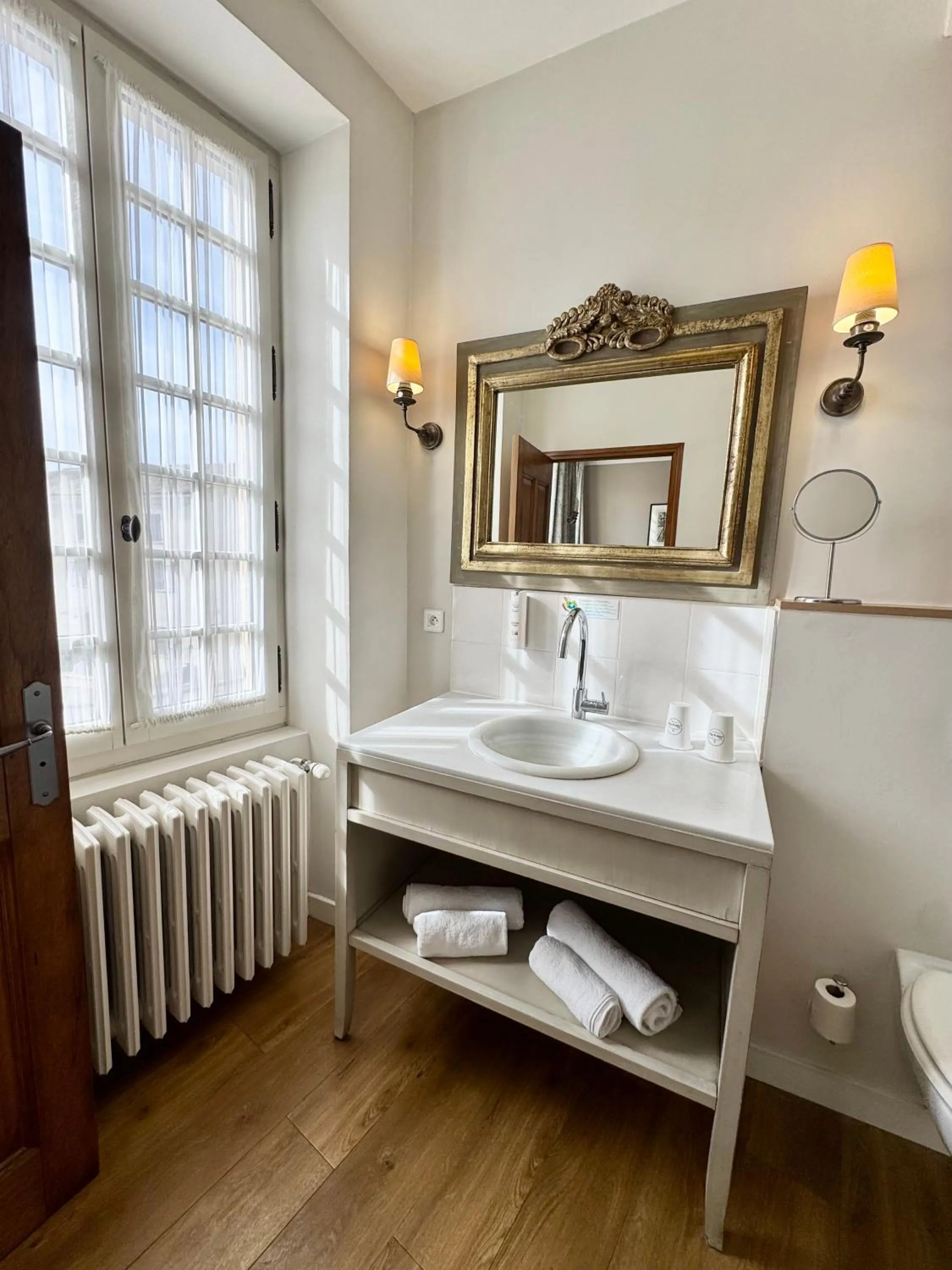Bathroom, Bed in Hotel Du Midi
