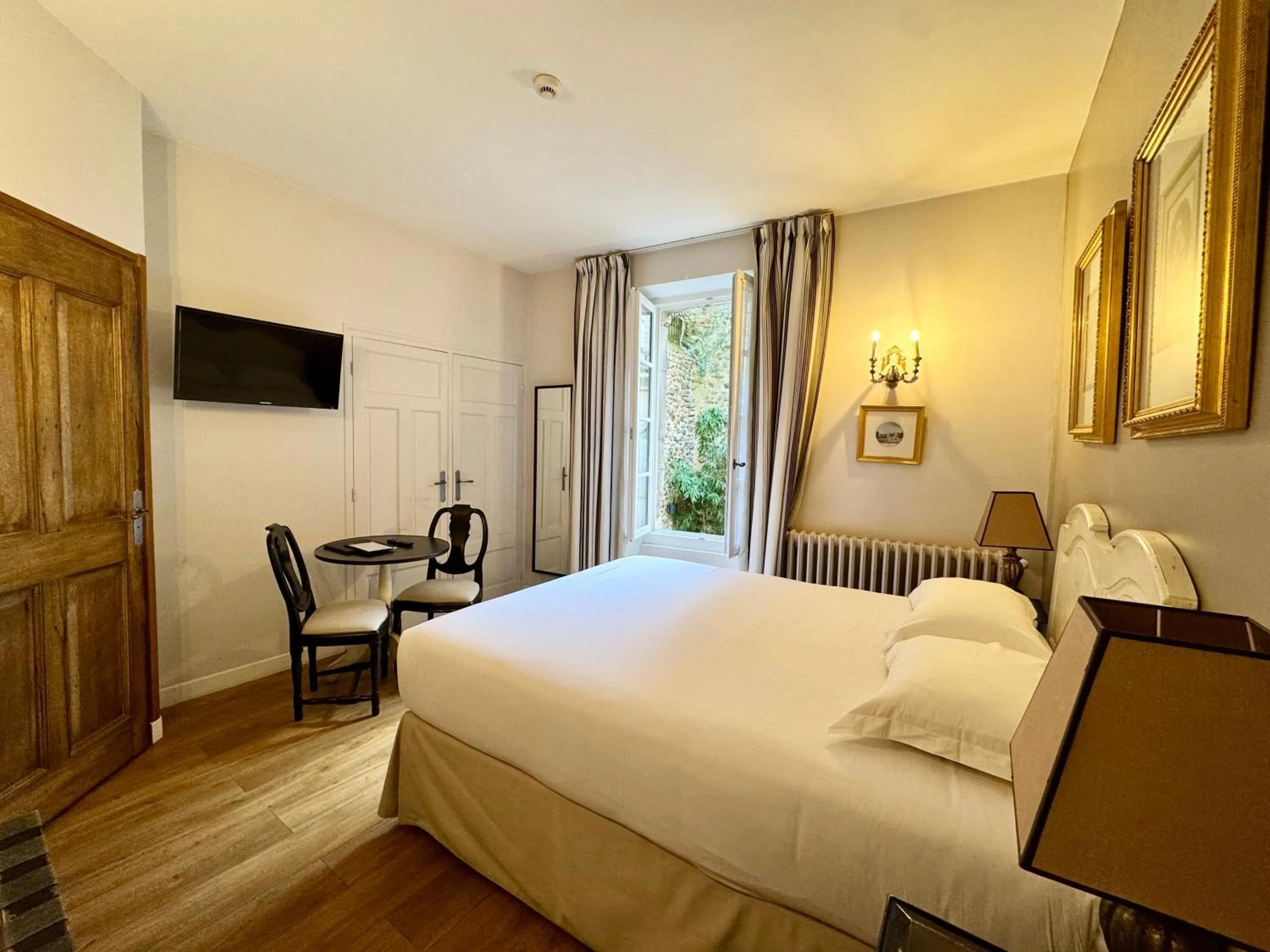 heating, Bed in Hotel Du Midi