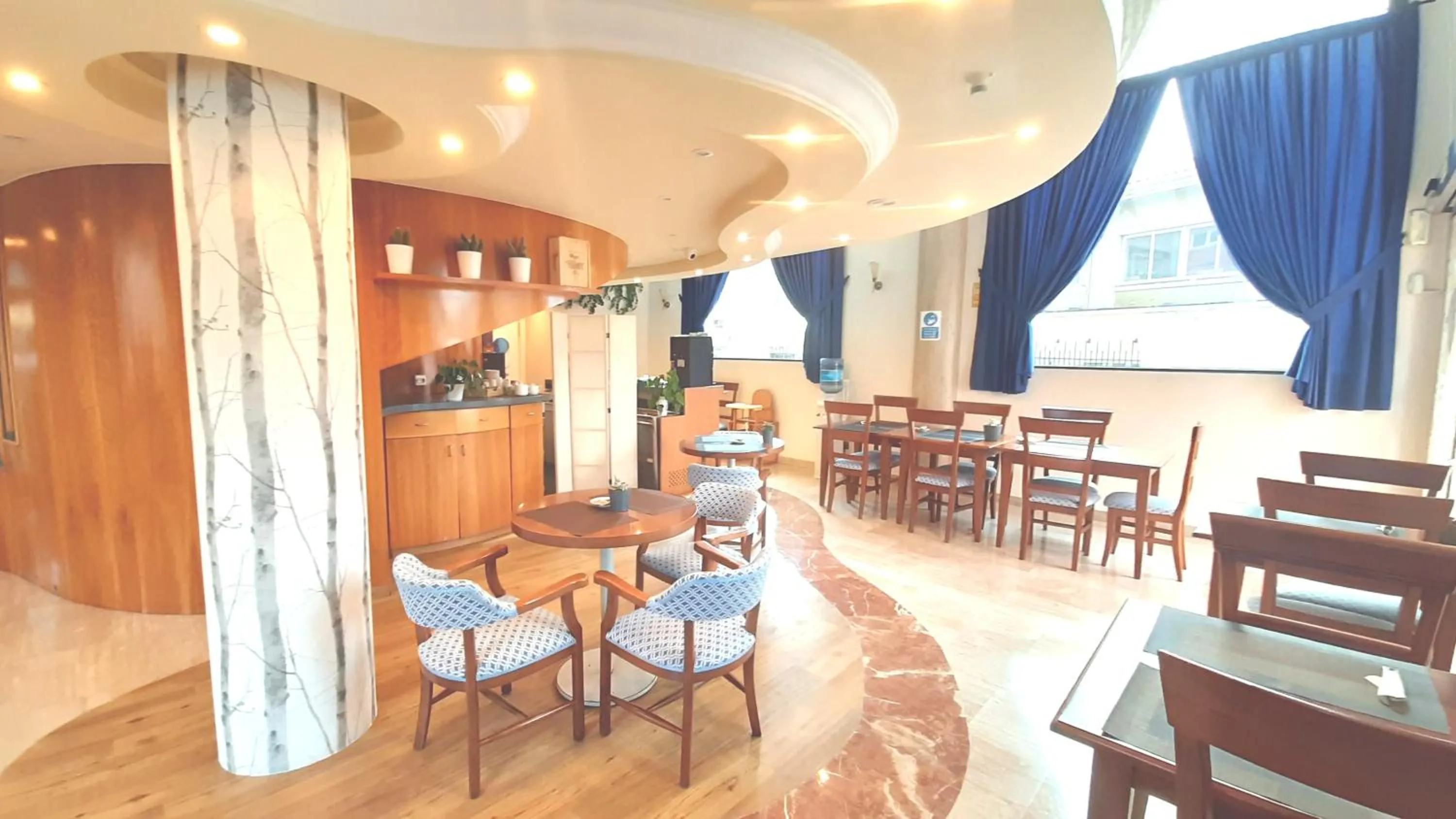 Restaurant/places to eat in Hotel Nueva Plaza