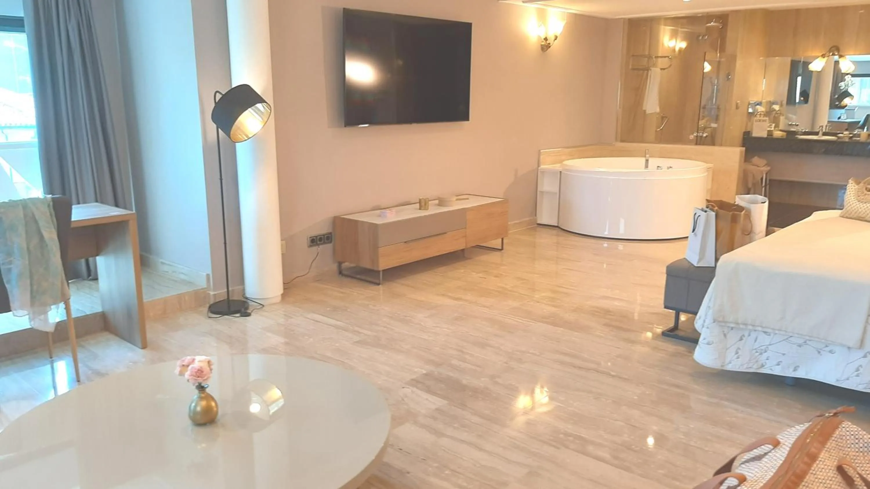 TV and multimedia, Bed in Hotel Nueva Plaza