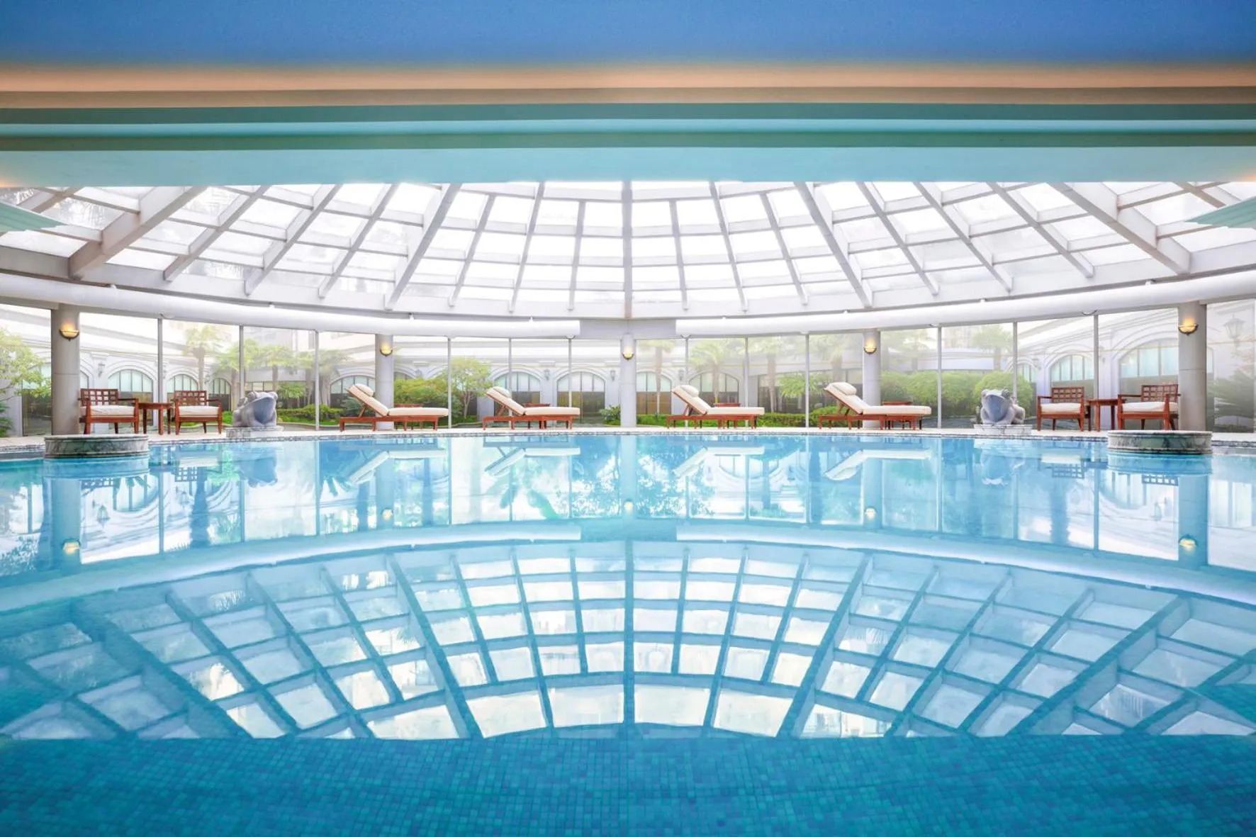 Swimming pool in Shanghai Marriott Hotel Hongqiao