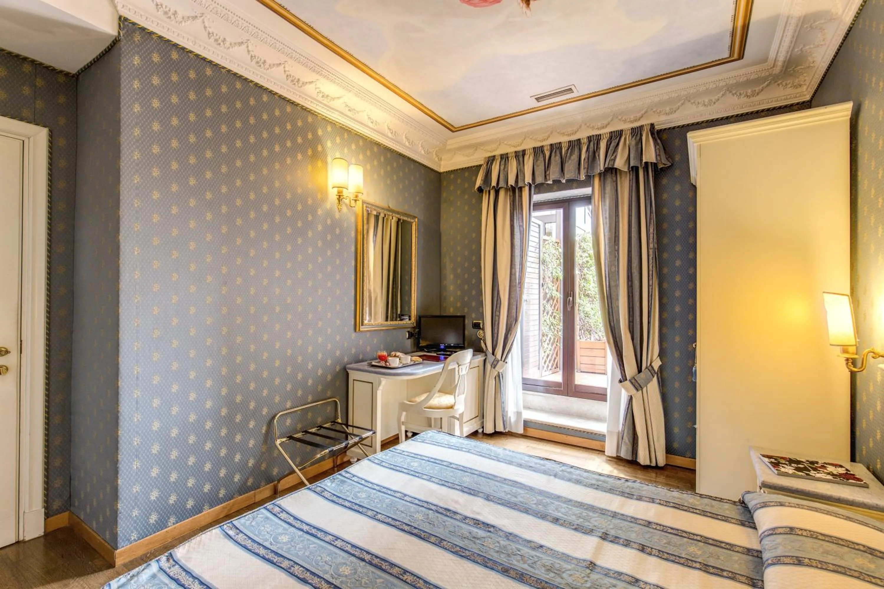 Balcony/Terrace, Bed in Hotel La Lumiere Di Piazza Di Spagna
