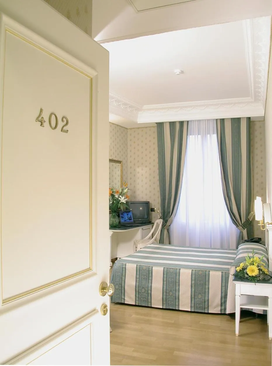 Bed in Hotel La Lumiere Di Piazza Di Spagna