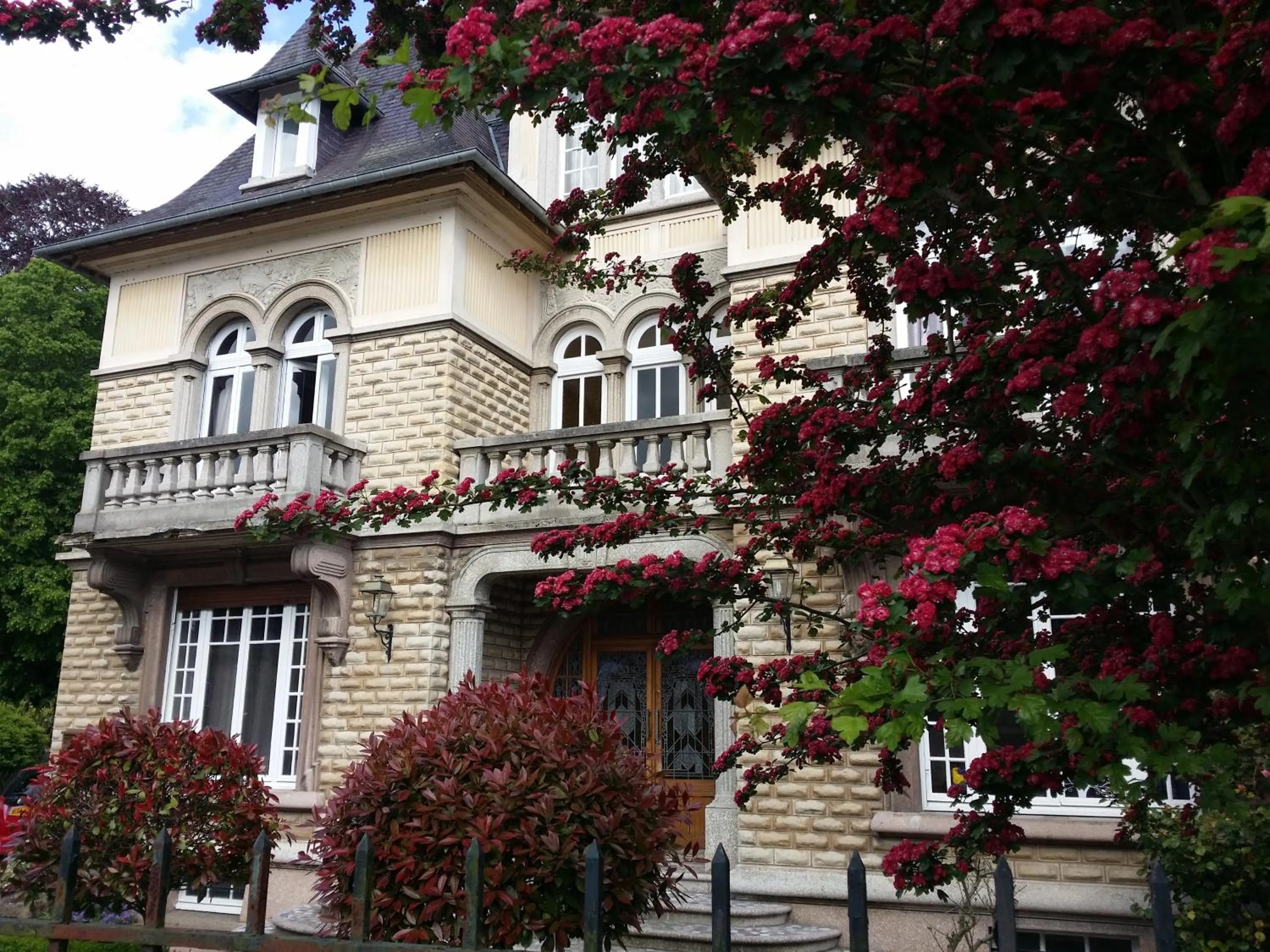 Facade/entrance in Le Castel Guesthouse