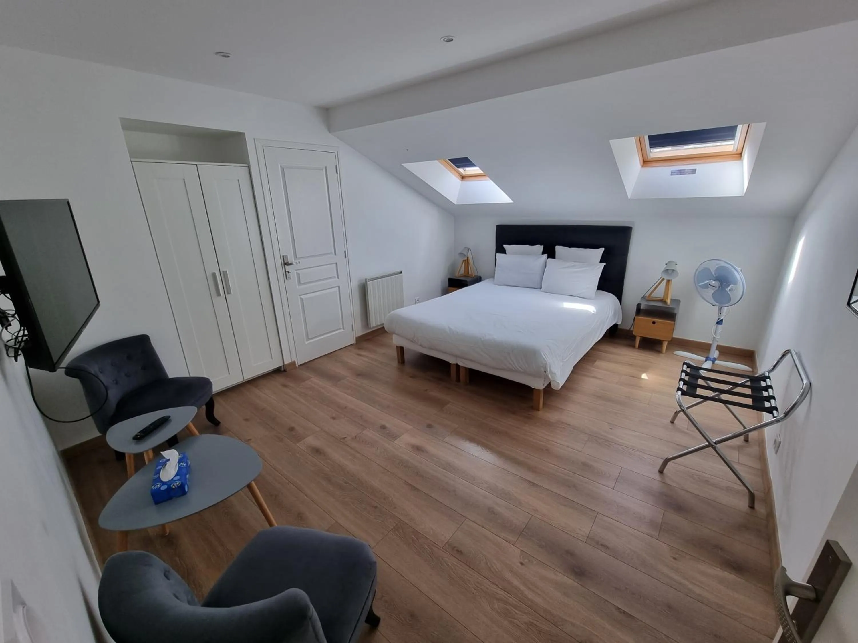 Bedroom, Bed in Le Castel Guesthouse