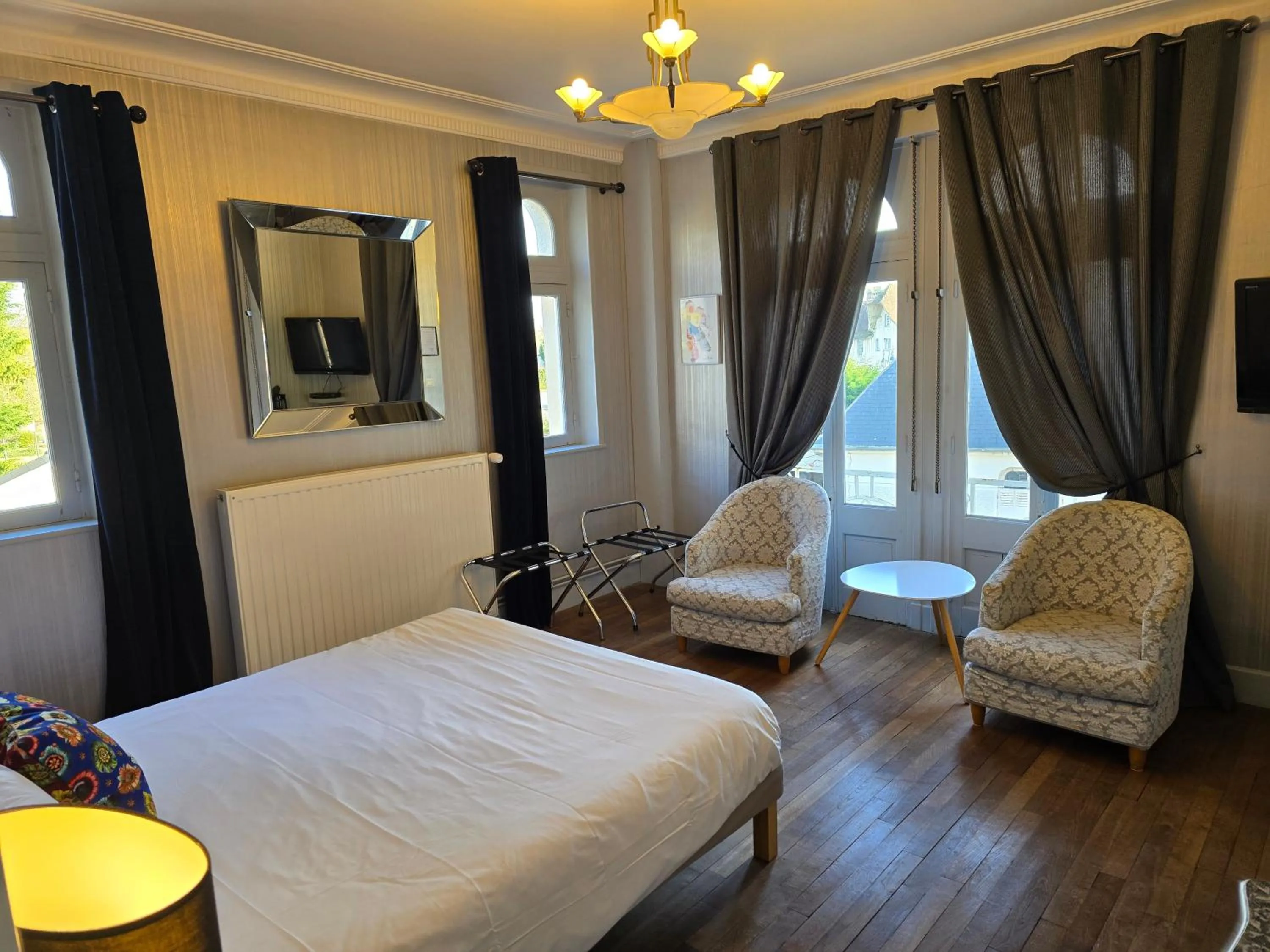 Bedroom, Bed in Le Castel Guesthouse