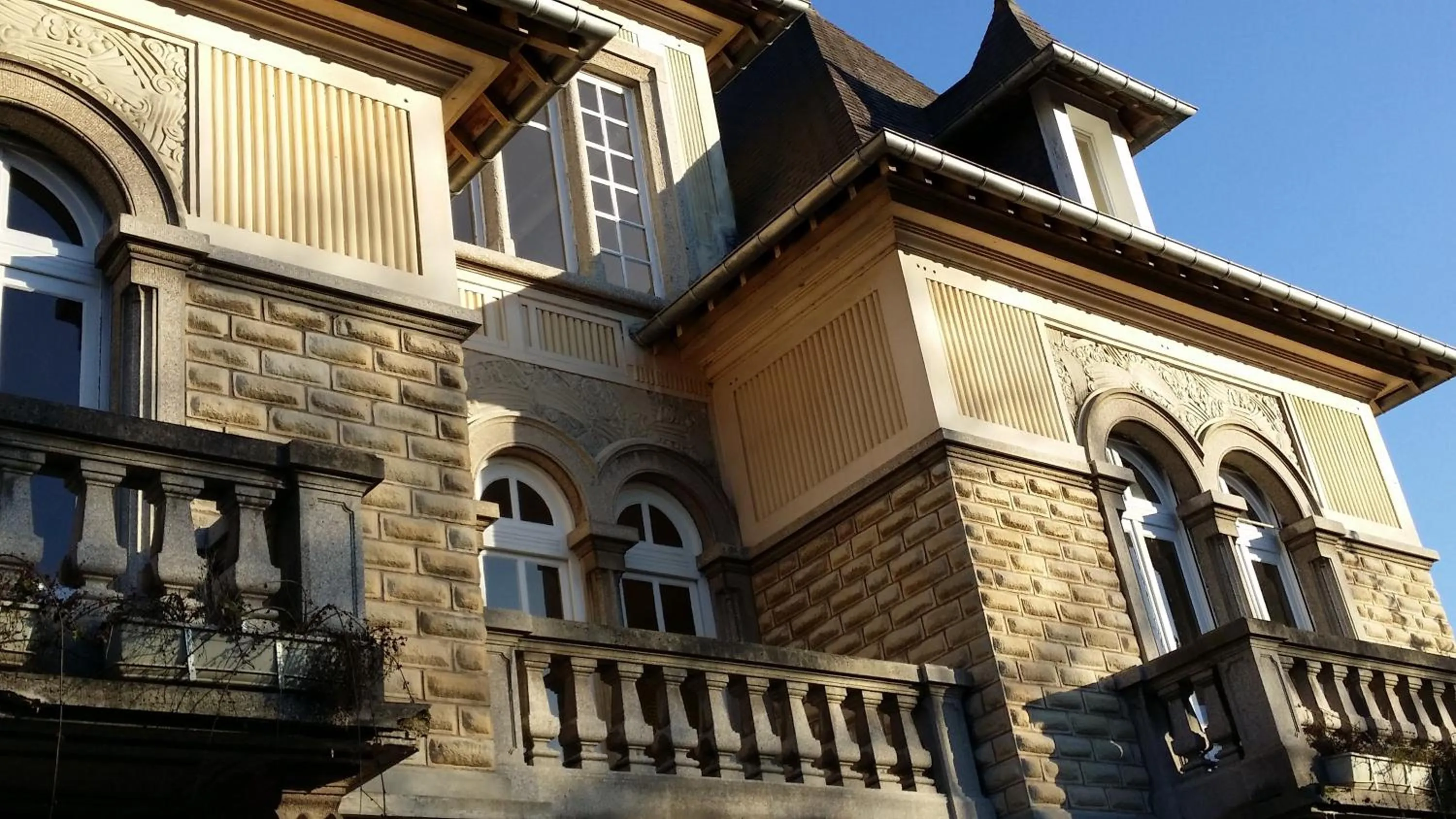 Property building in Le Castel Guesthouse
