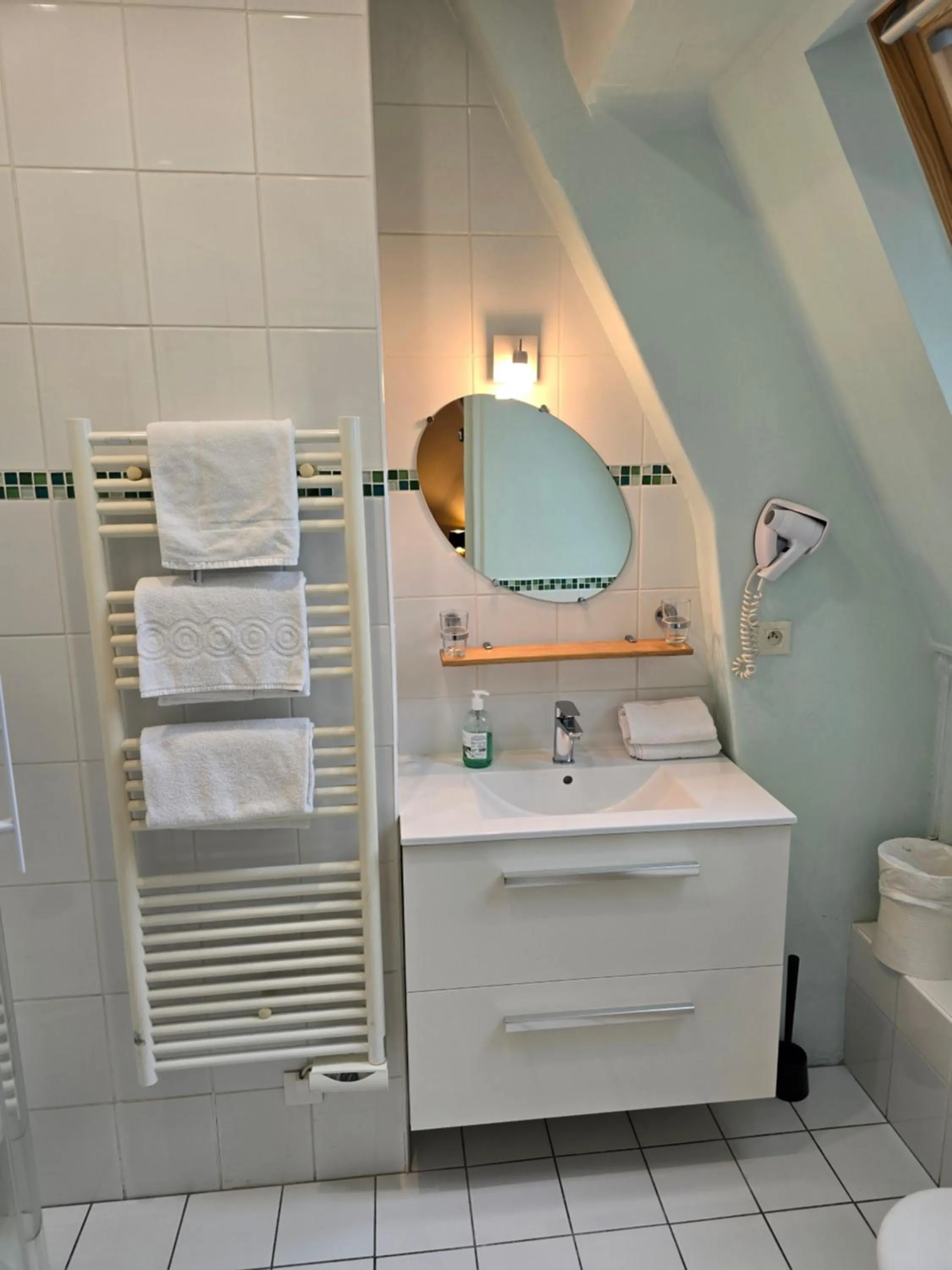 Bathroom in Le Castel Guesthouse