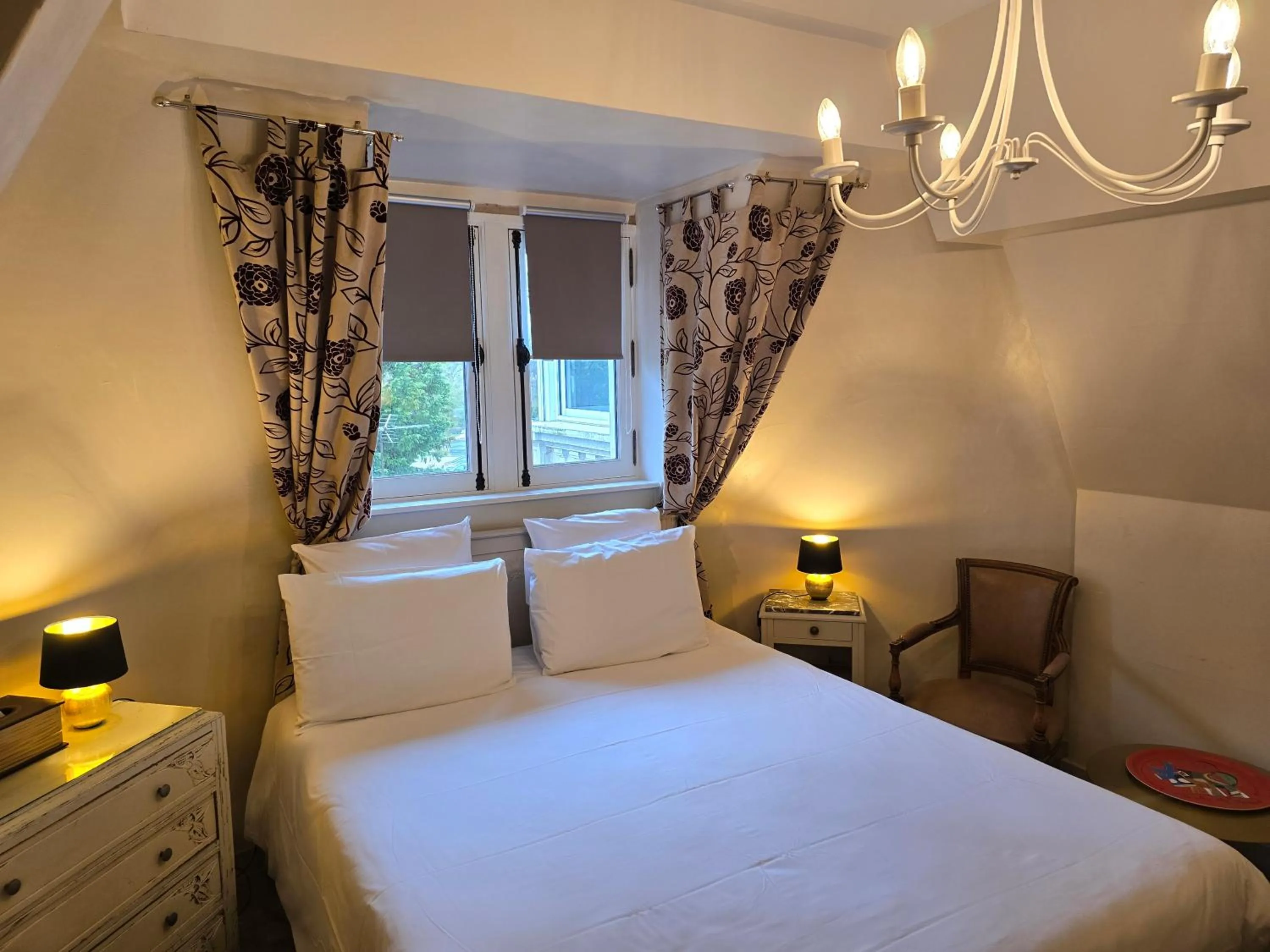 Bedroom, Bed in Le Castel Guesthouse