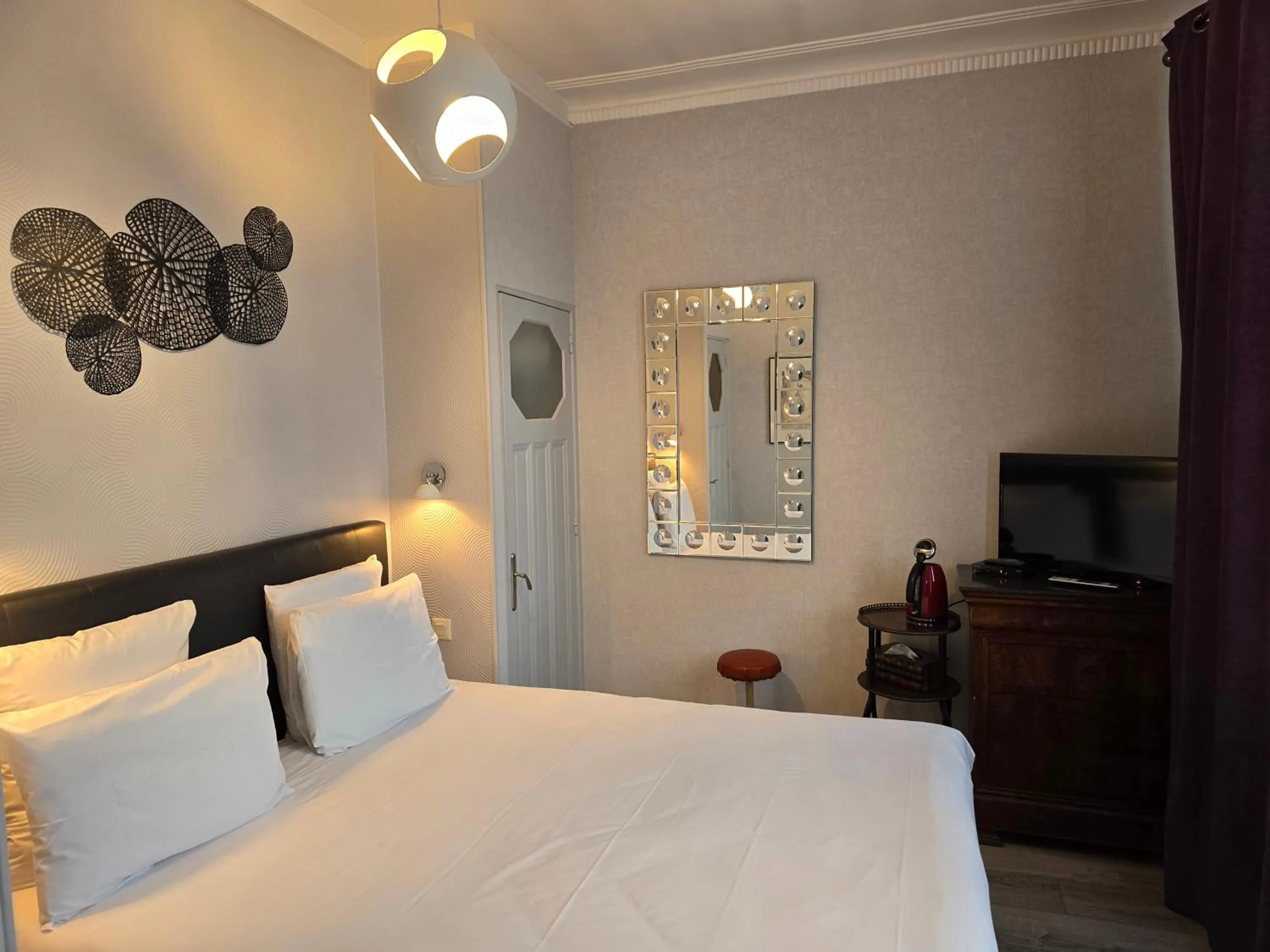 Bedroom, Bed in Le Castel Guesthouse