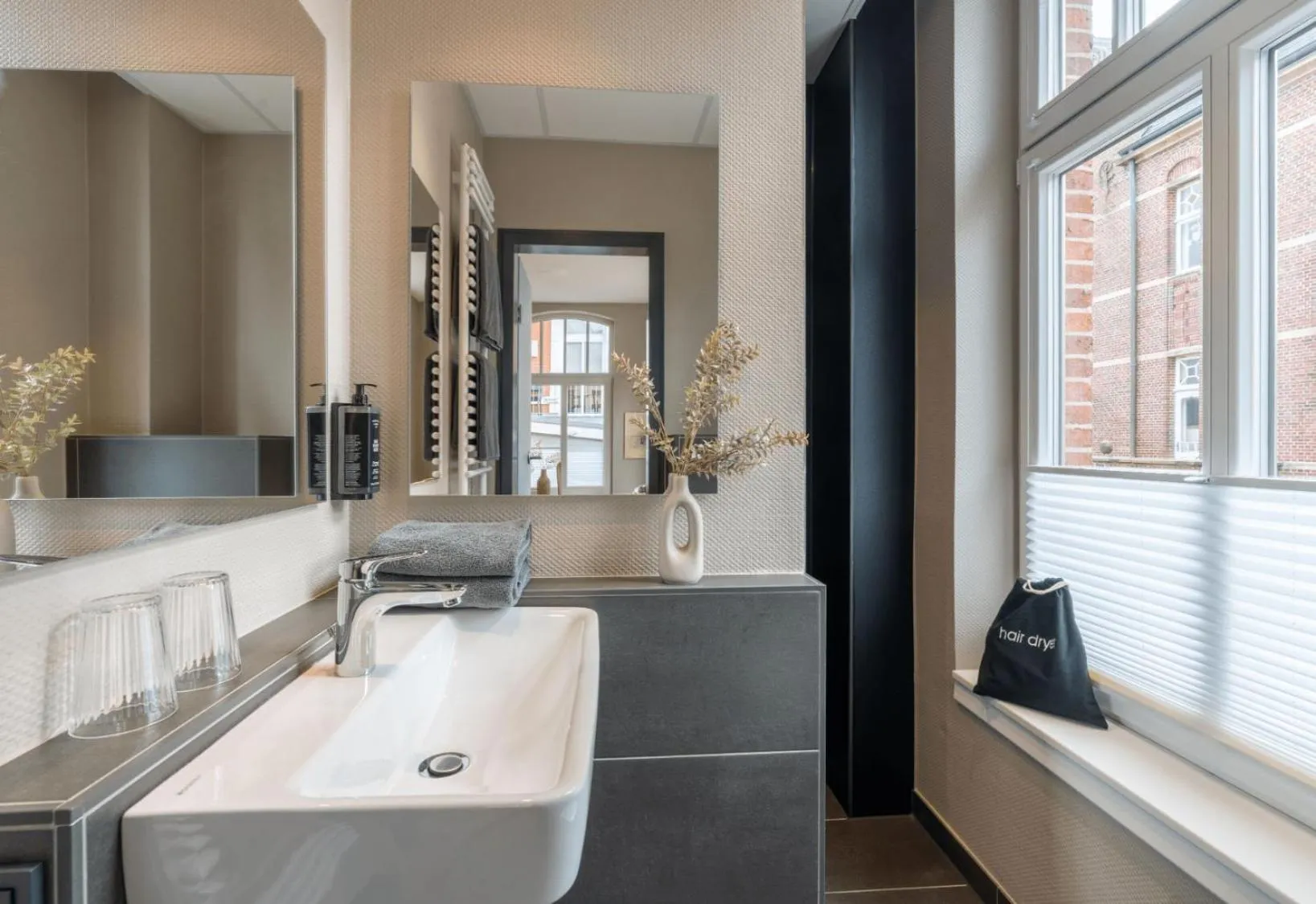 Shower in Arthotel Bakker