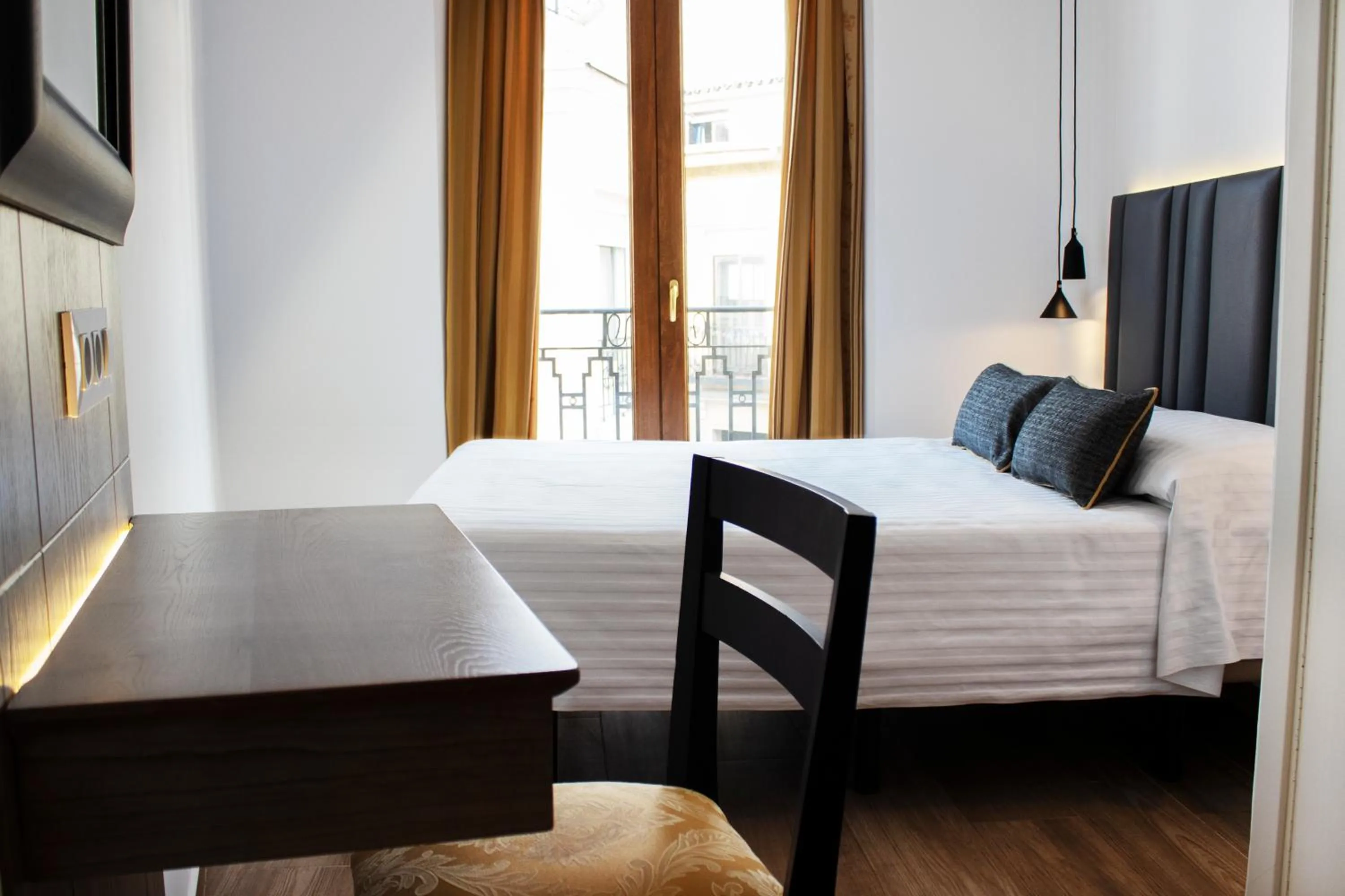 Photo of the whole room, Bed in Madrisol