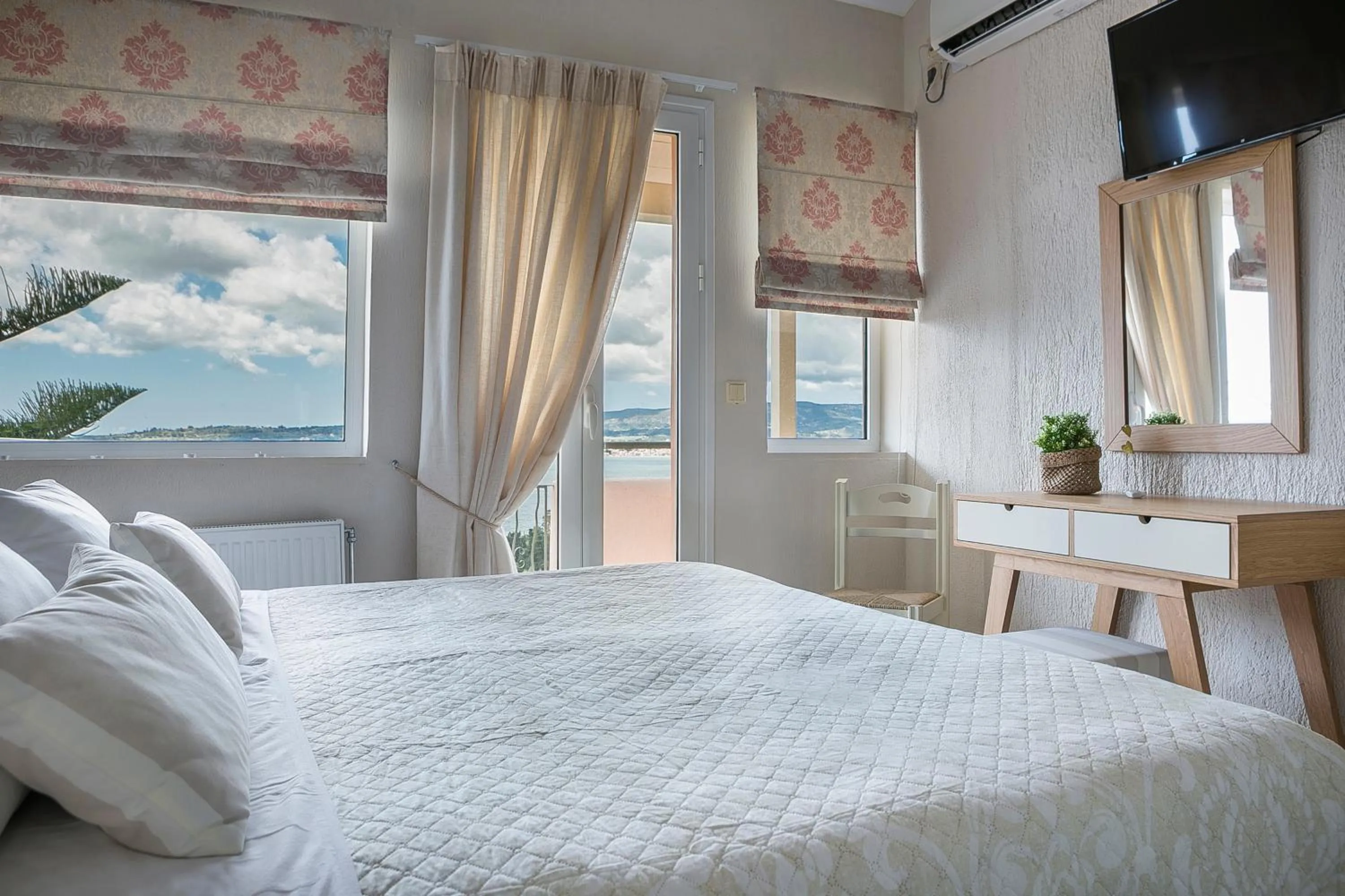 Bed in Panorama Fanari studios and apartments