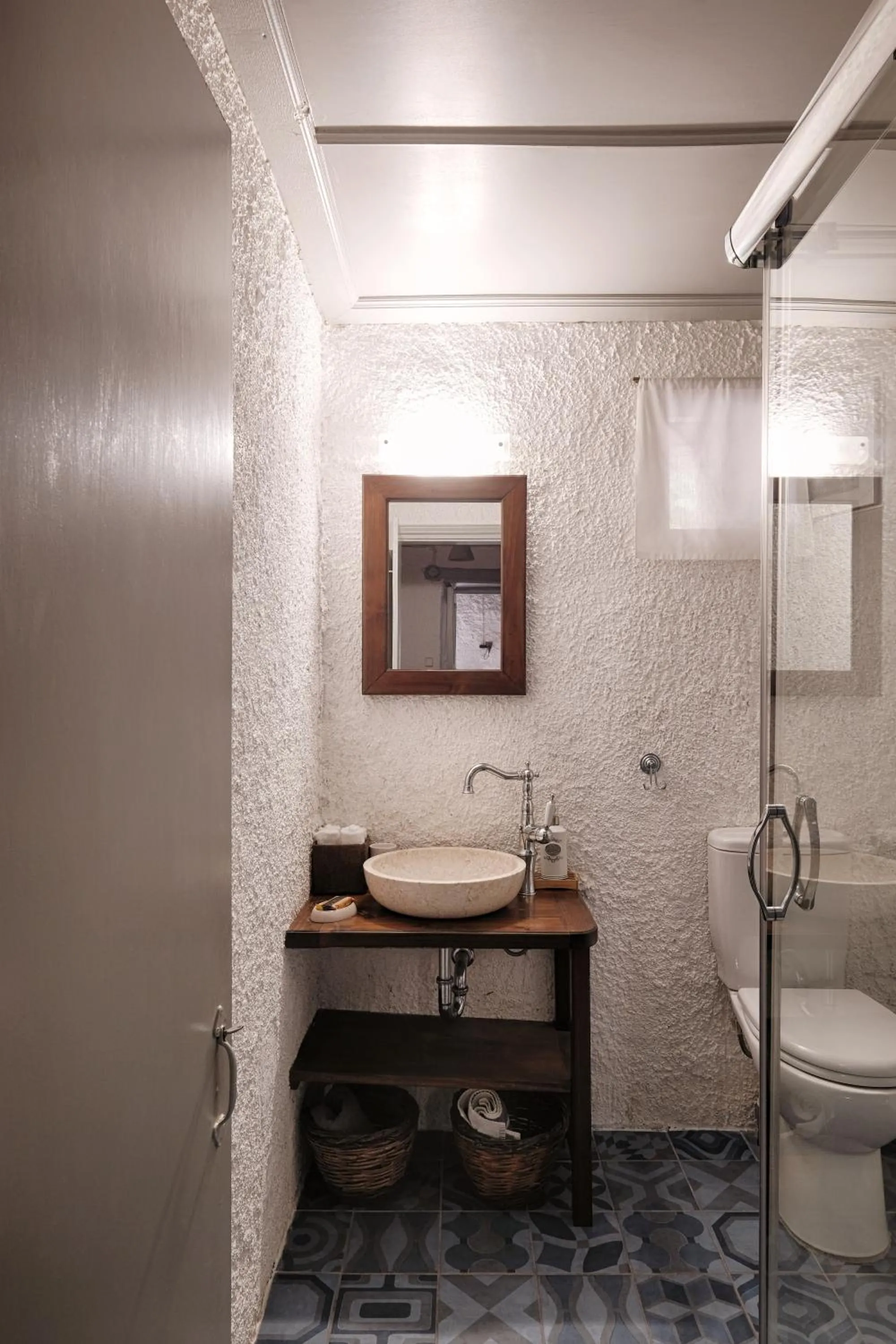 Toilet in Keresbino Hydra Manor House