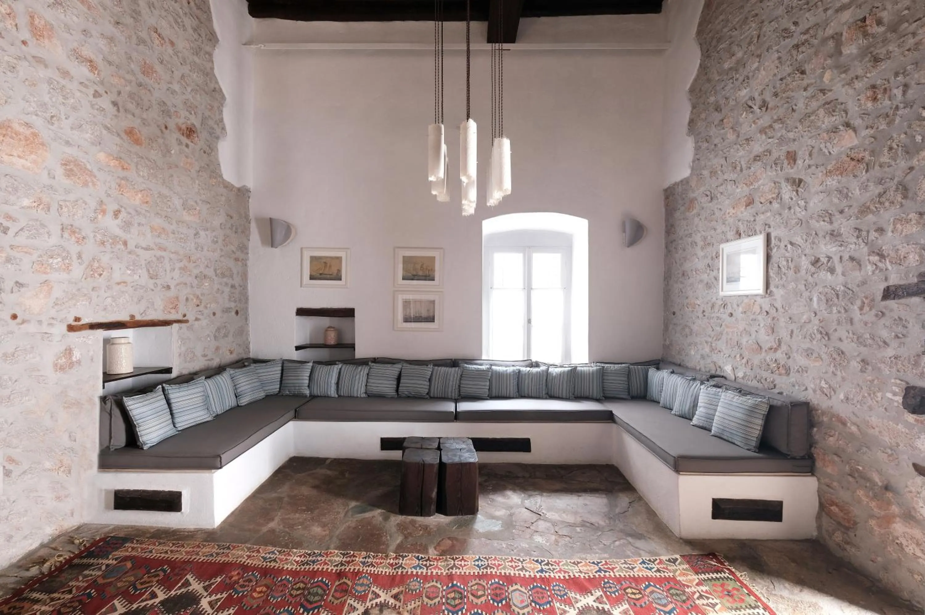 Bed in Keresbino Hydra Manor House