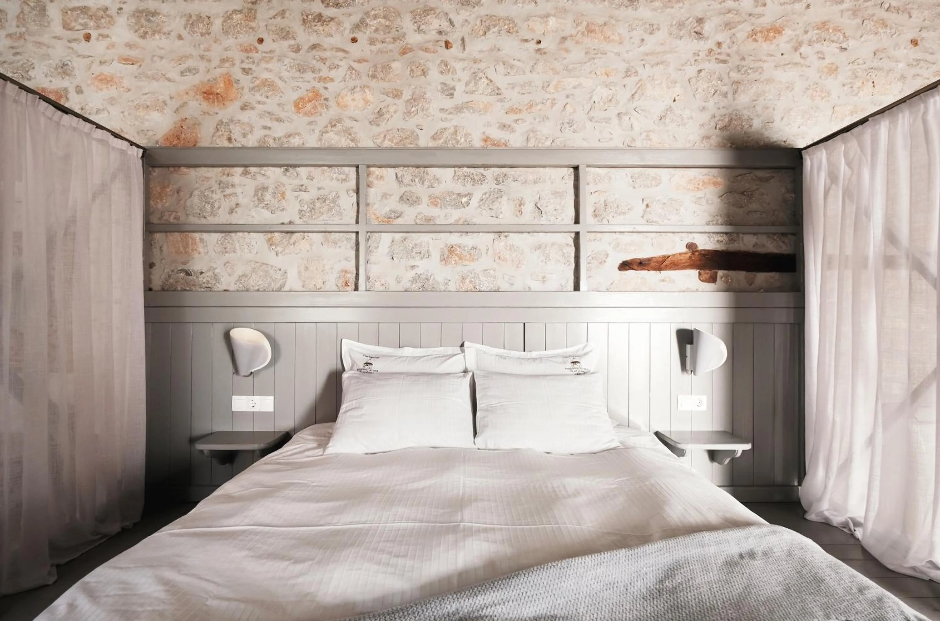 Bed in Keresbino Hydra Manor House