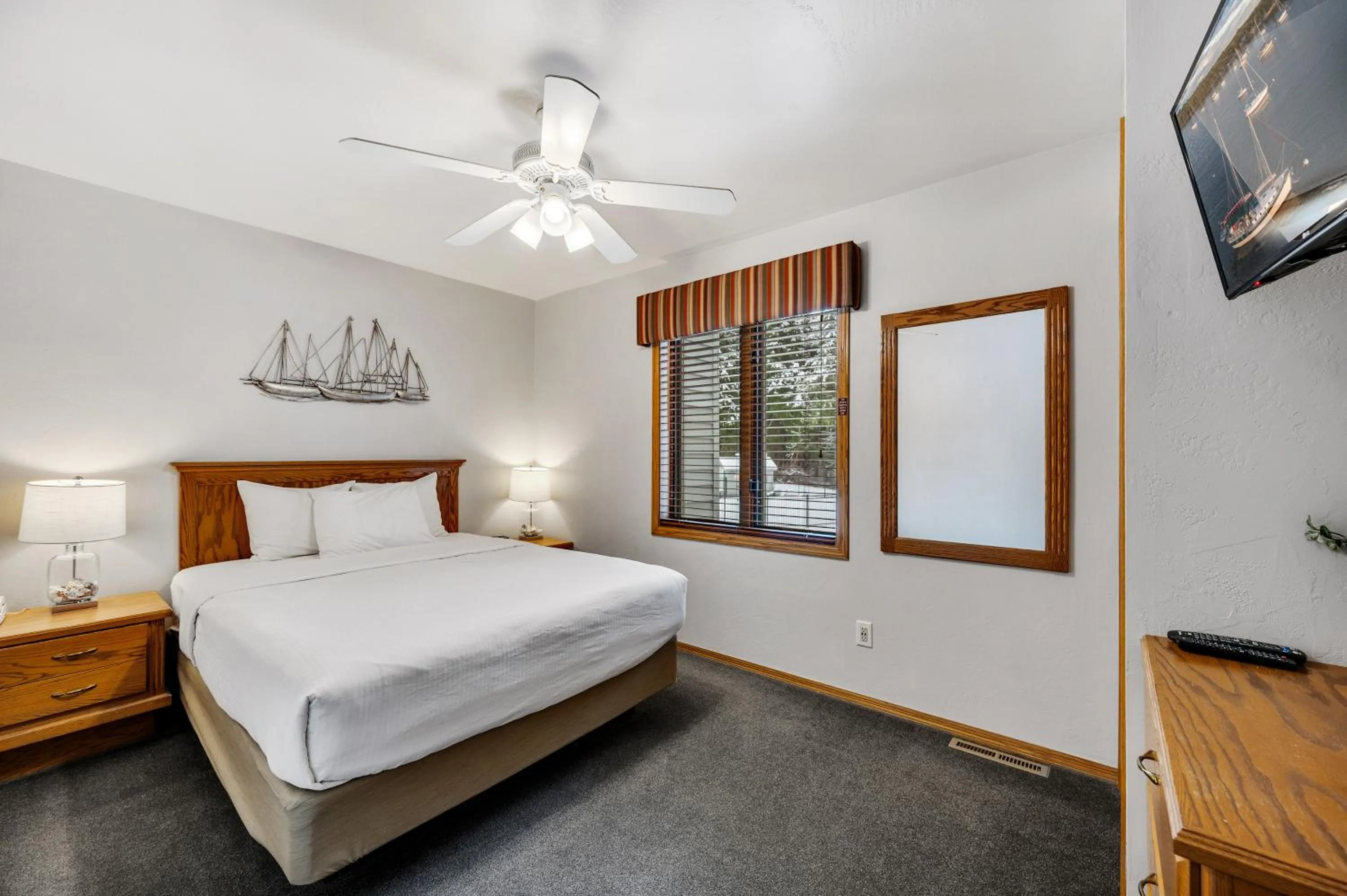 Bedroom, Bed in Evergreen Hill Condominiums