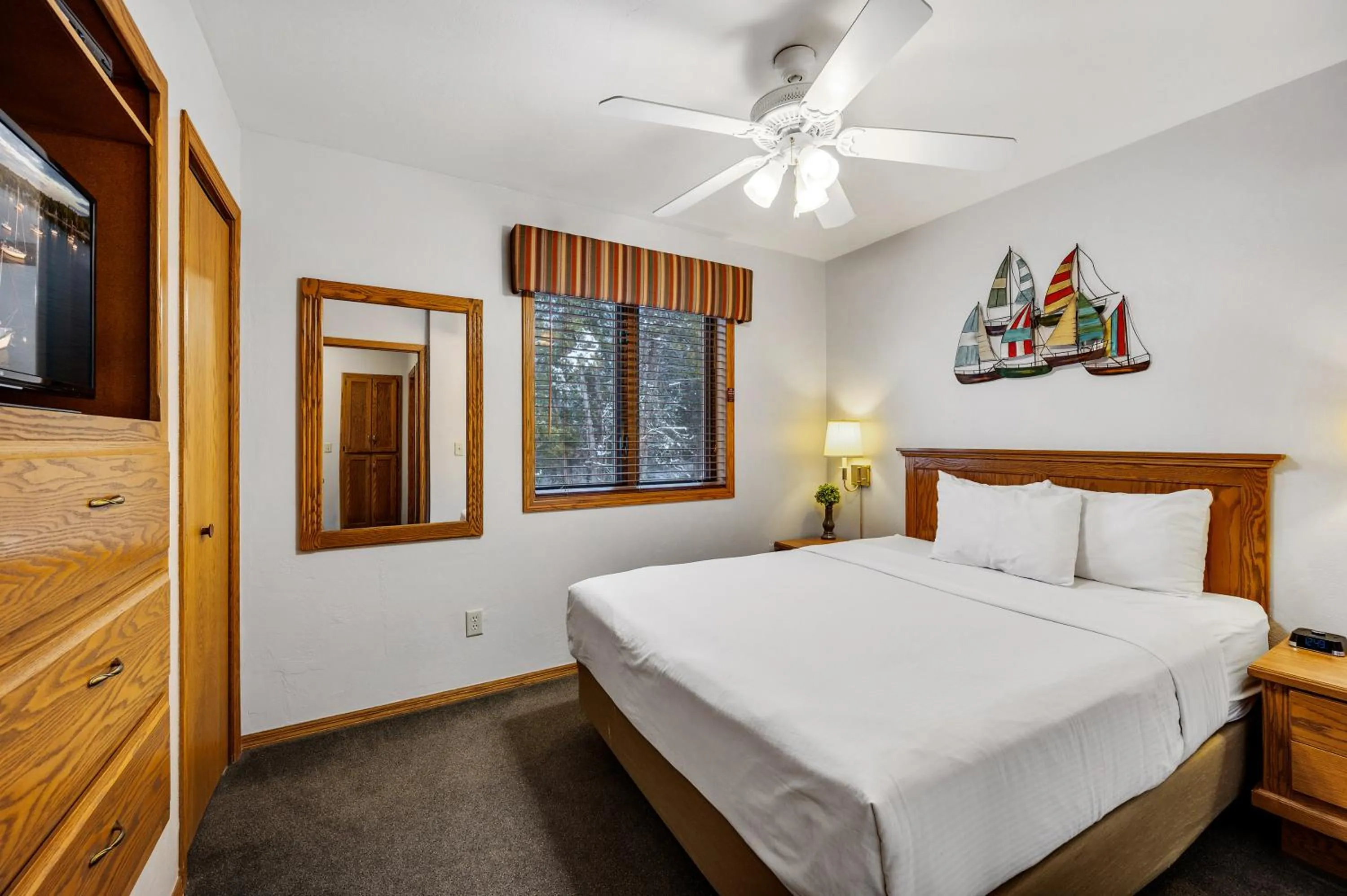 Bedroom, Bed in Evergreen Hill Condominiums