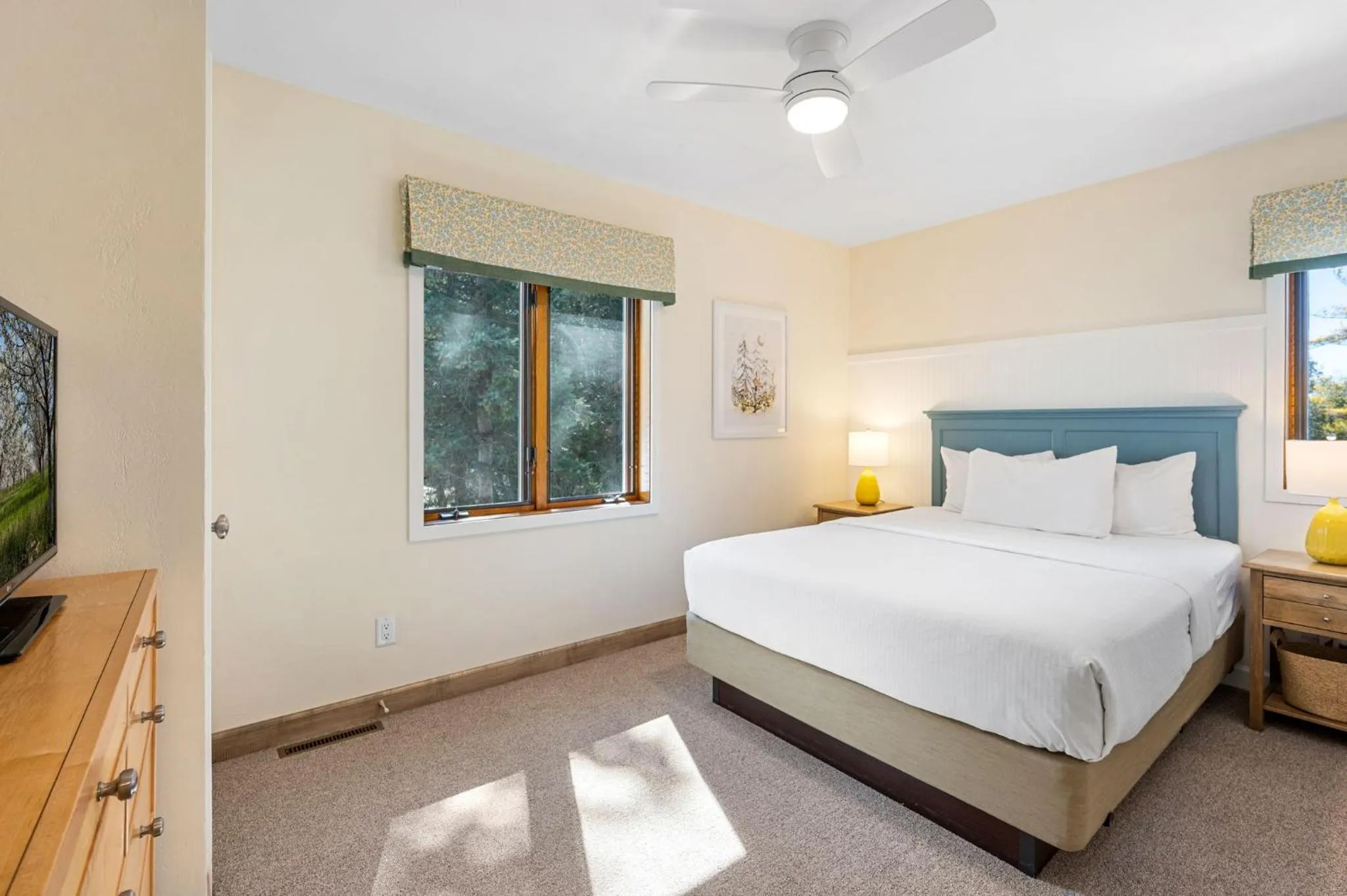 Bedroom, Bed in Evergreen Hill Condominiums