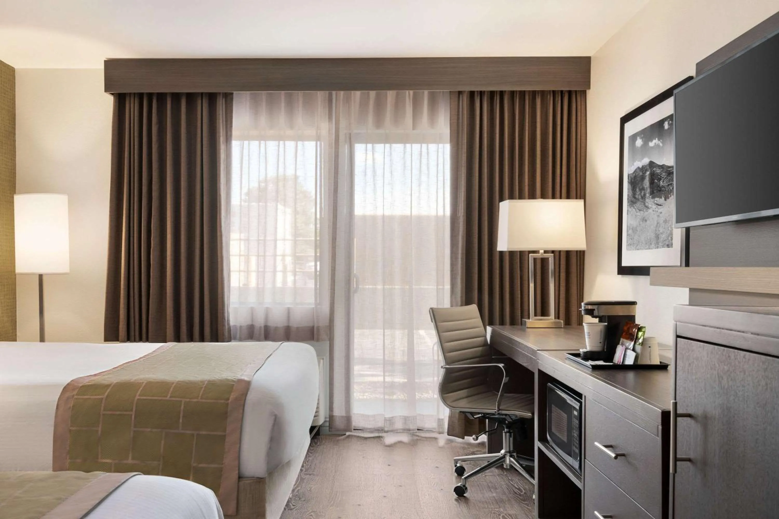 Photo of the whole room, Bed in Days Hotel by Wyndham Flagstaff